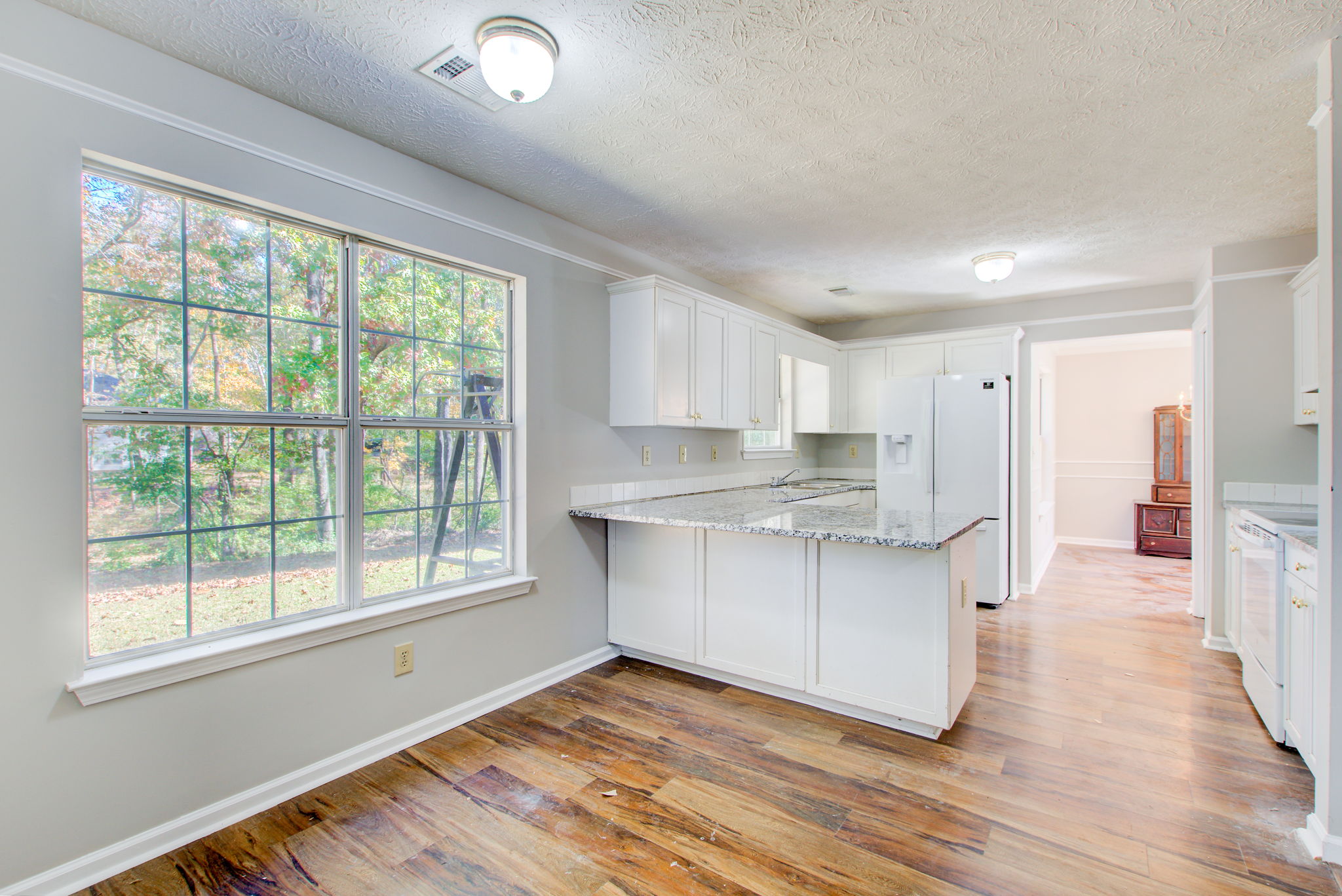 7 Breakfast Area w Kitchen + Dining