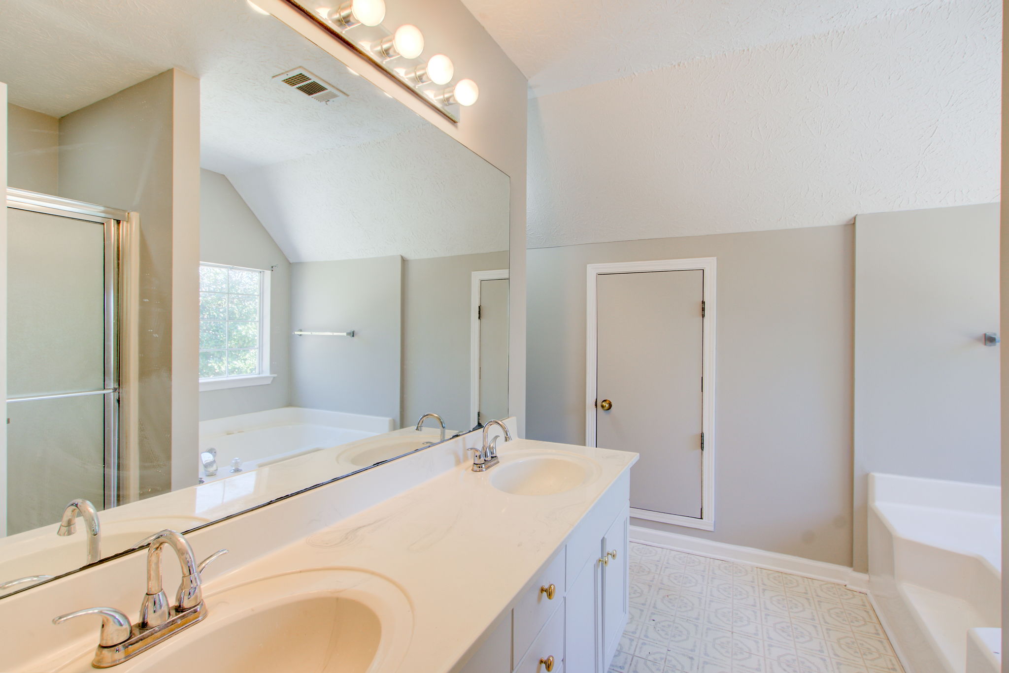 28 Main BR En Suite  A