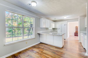 7 Breakfast Area w Kitchen + Dining