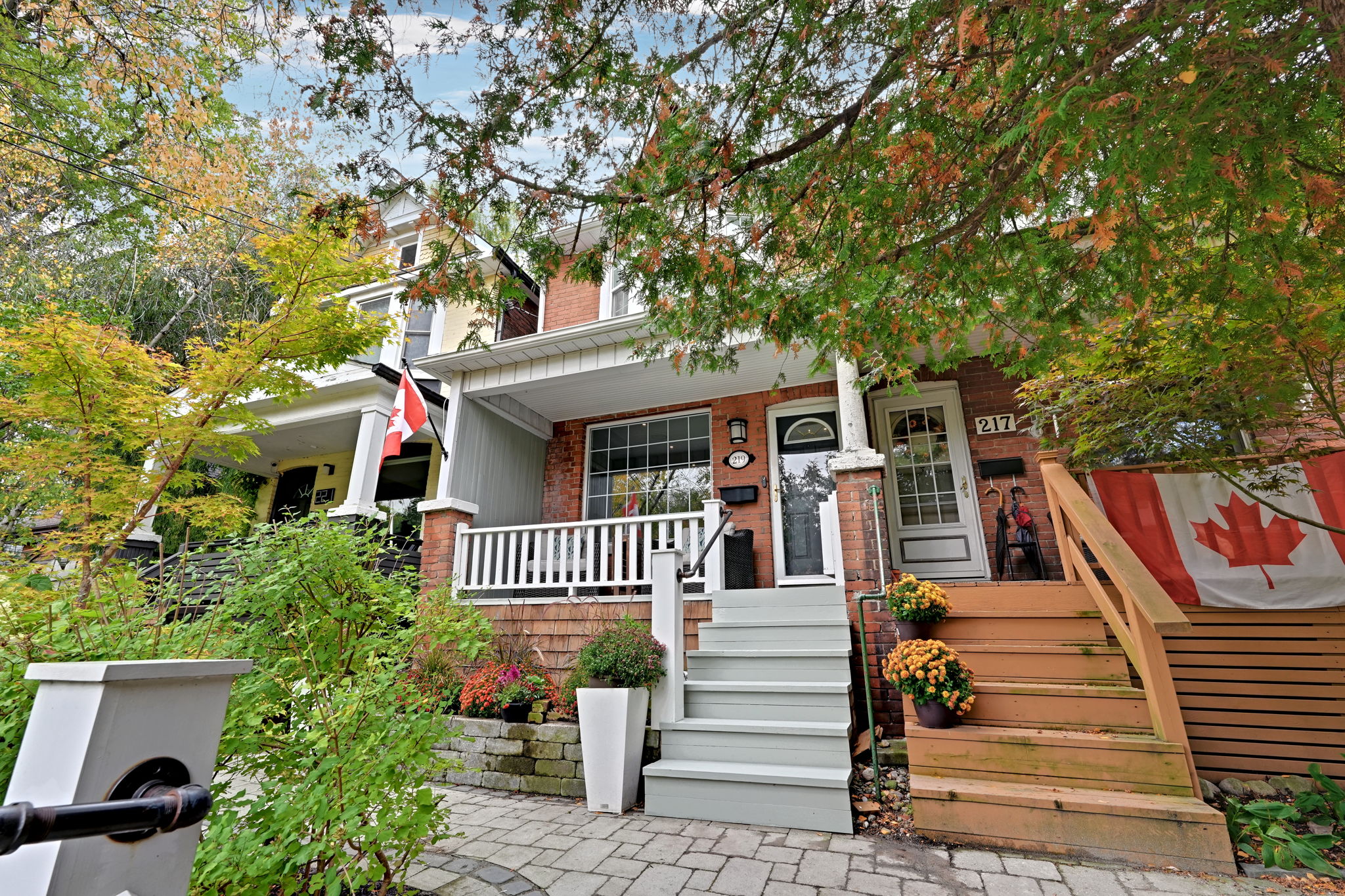219 Waverley Rd Toronto, ON M4L 3T4