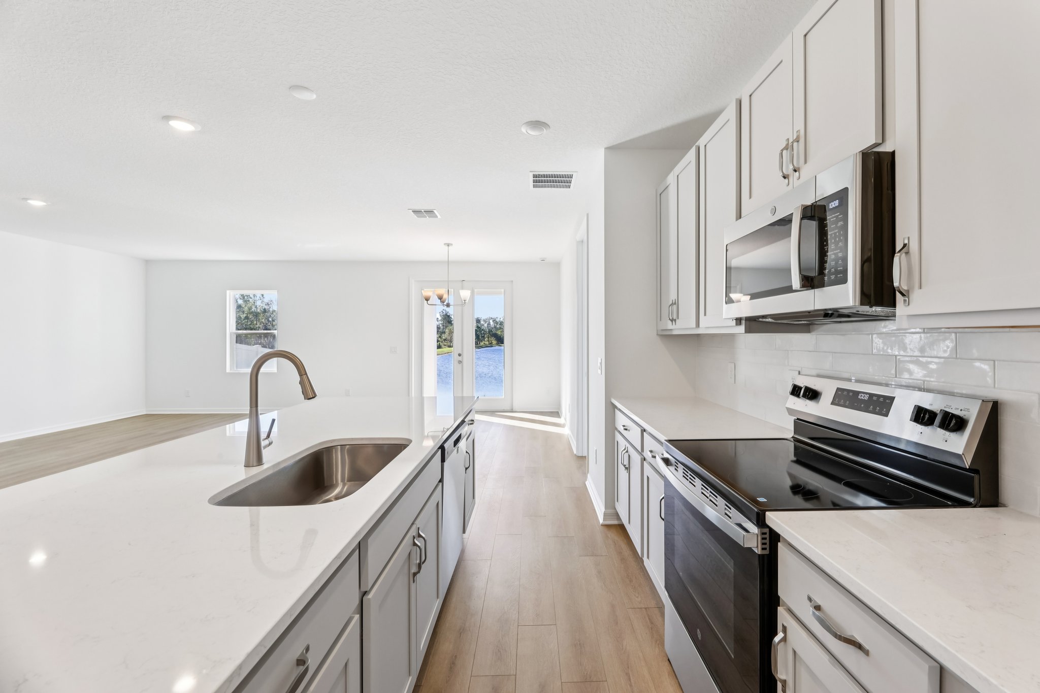 Broadbrook Dr-S0111-016.jpg