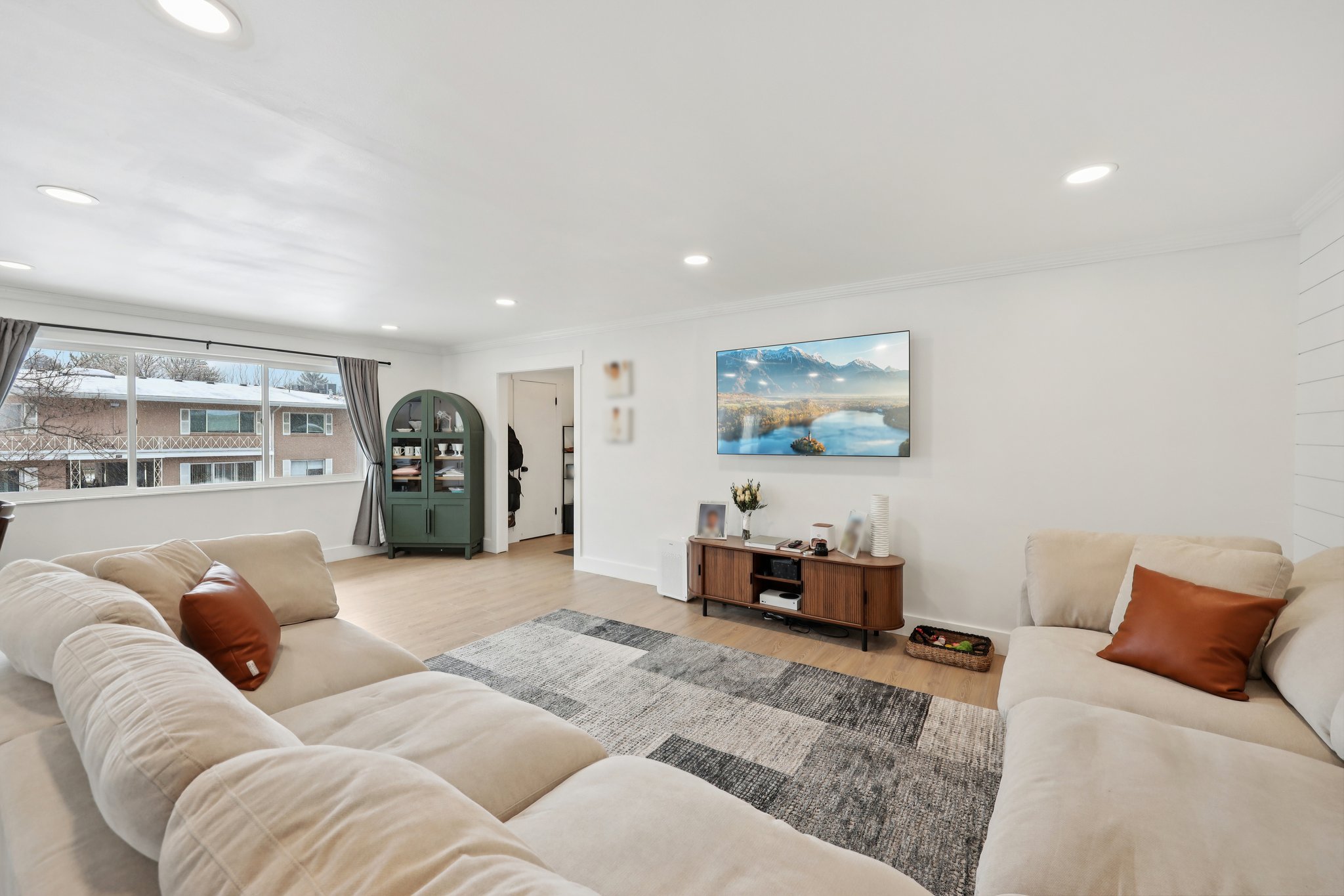 E Carriage Ln-S0703-005.jpg