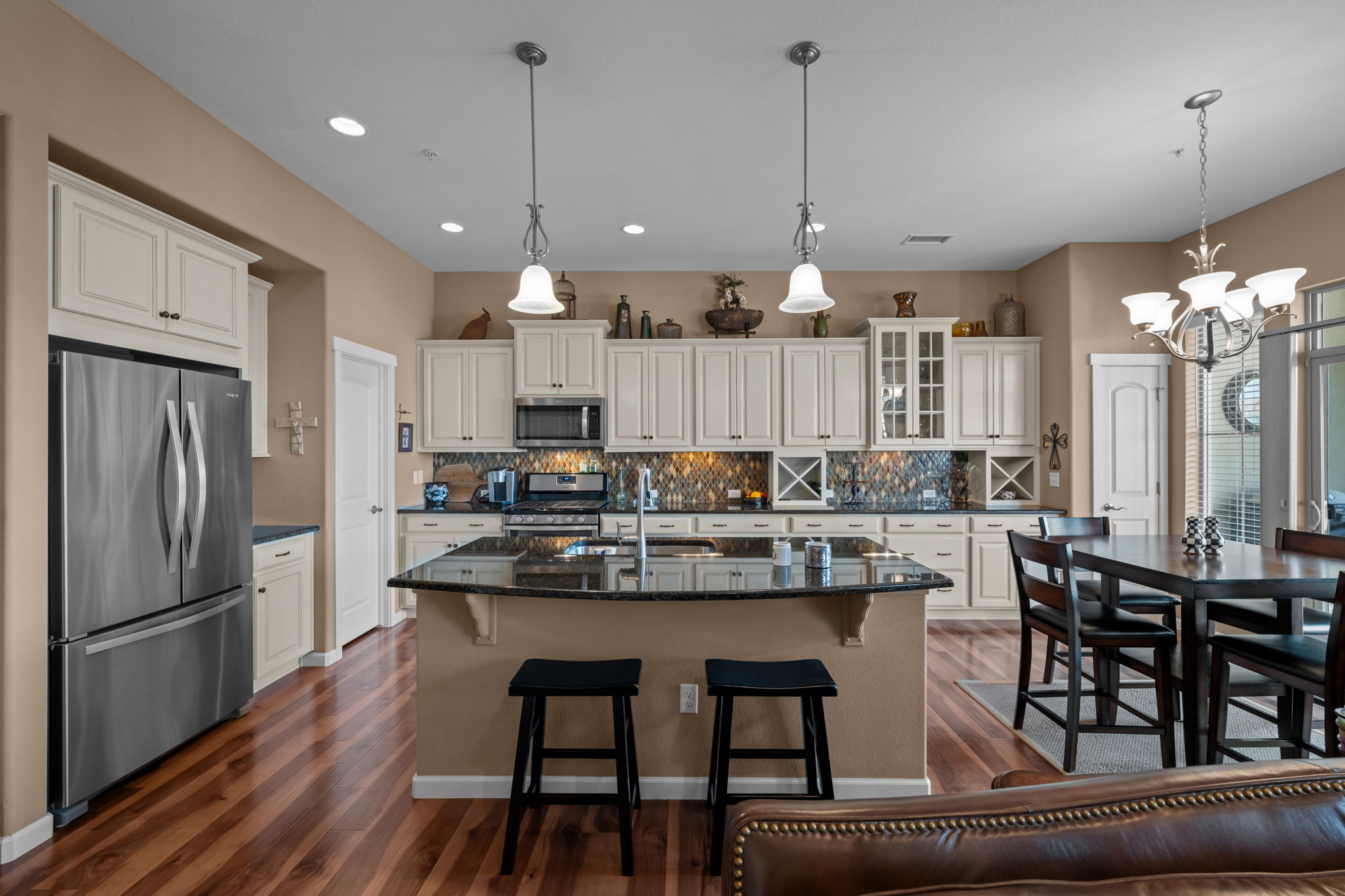 Pendant light, stainless steel appliances