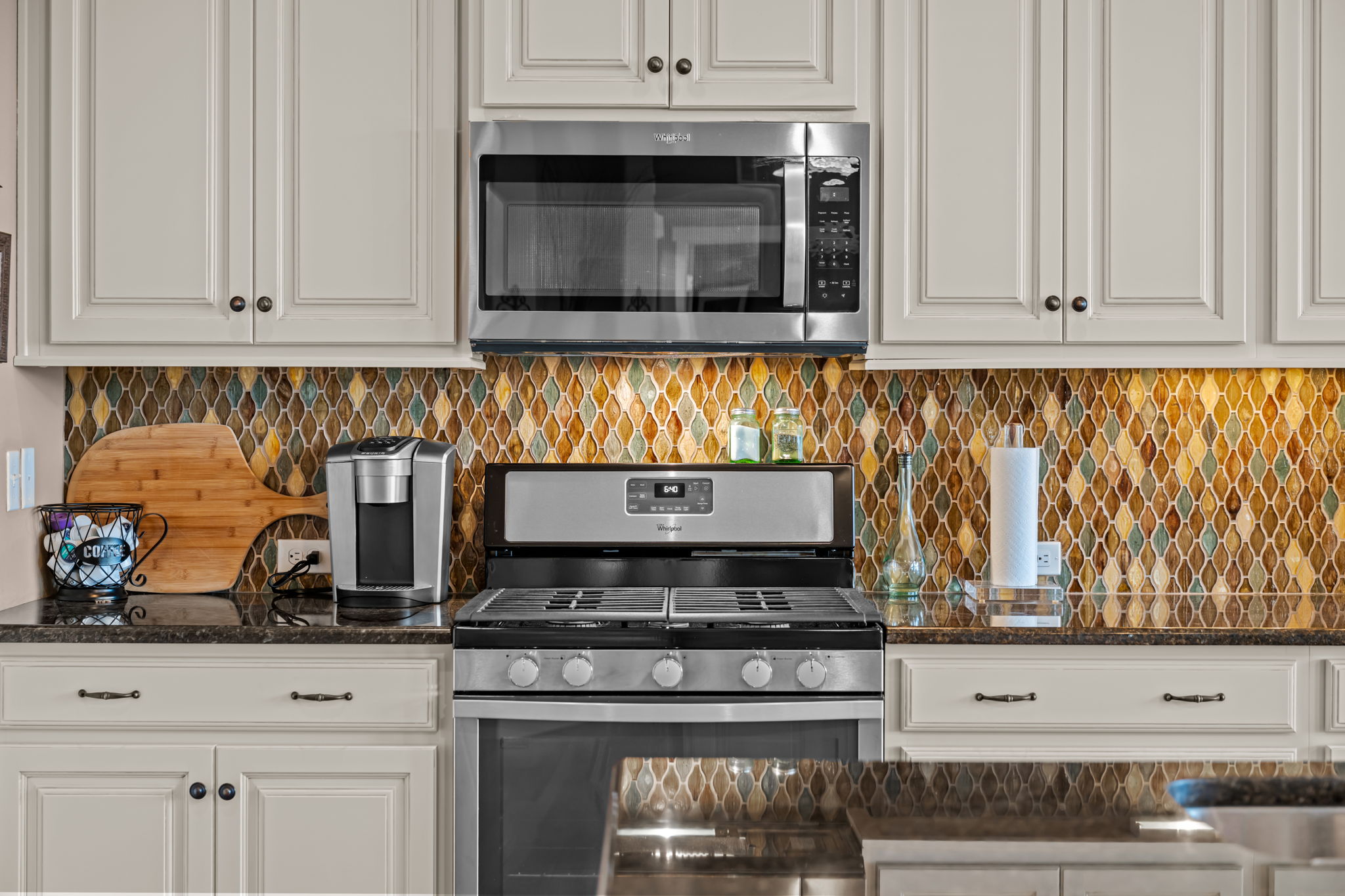 Beautiful stone backsplash & under cabinet lighting