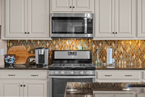 Beautiful stone backsplash & under cabinet lighting