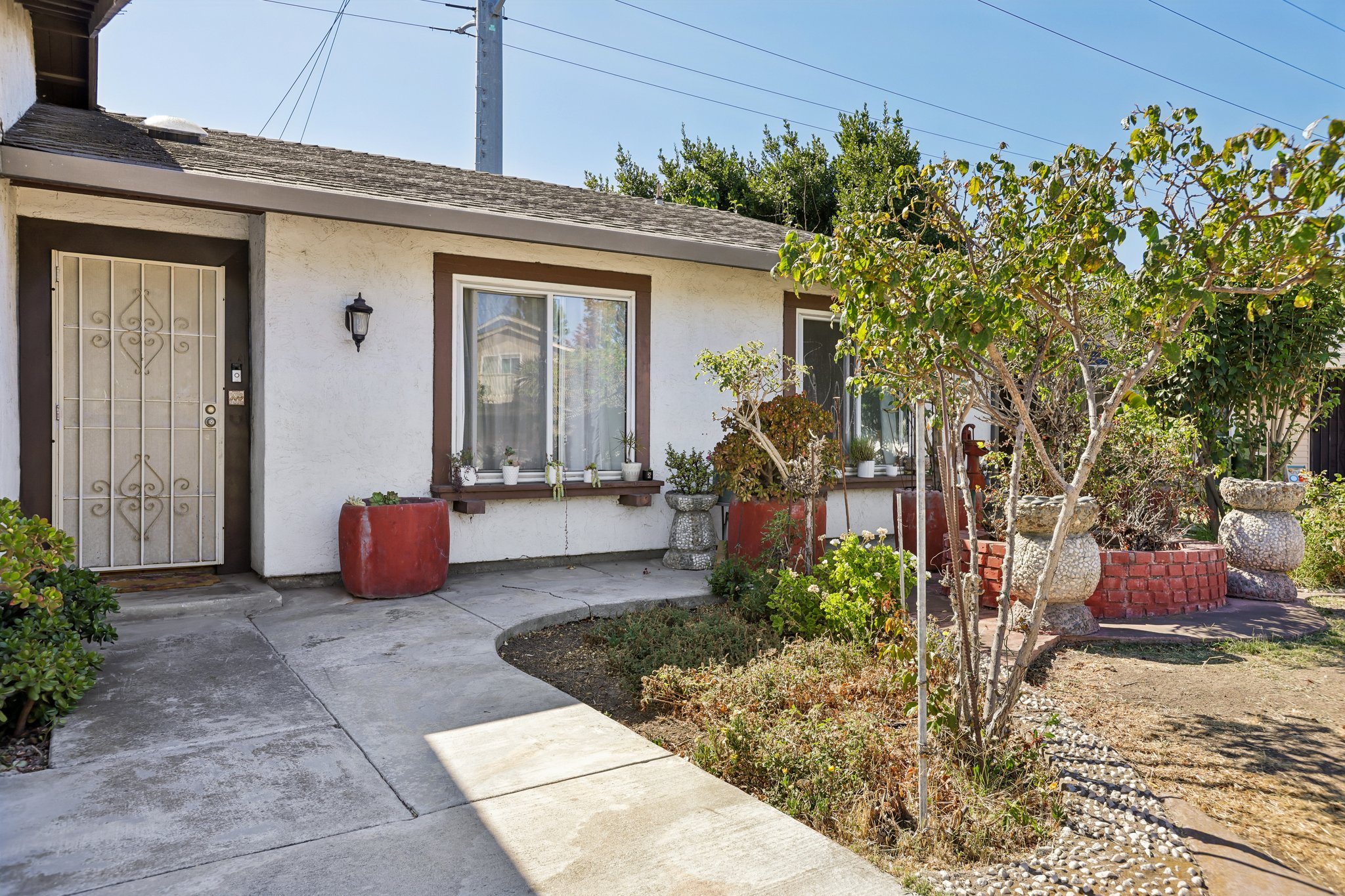 2199 Avenida de las Flores-S1409-004.jpg