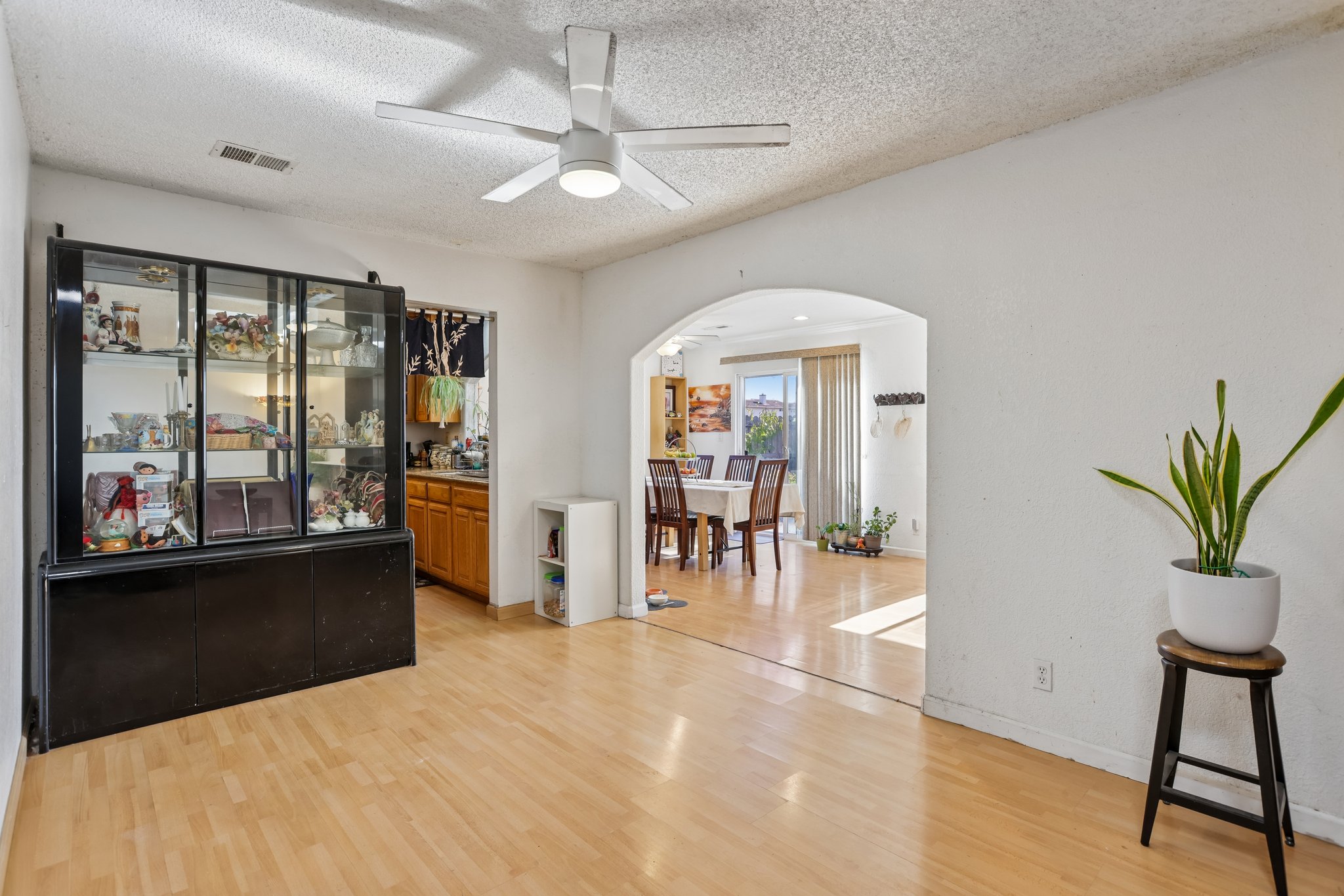 2199 Avenida de las Flores-S1409-007.jpg