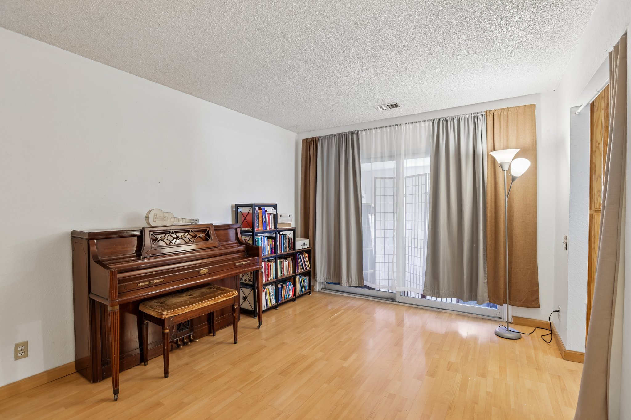 2199 Avenida de las Flores-S1409-020.jpg