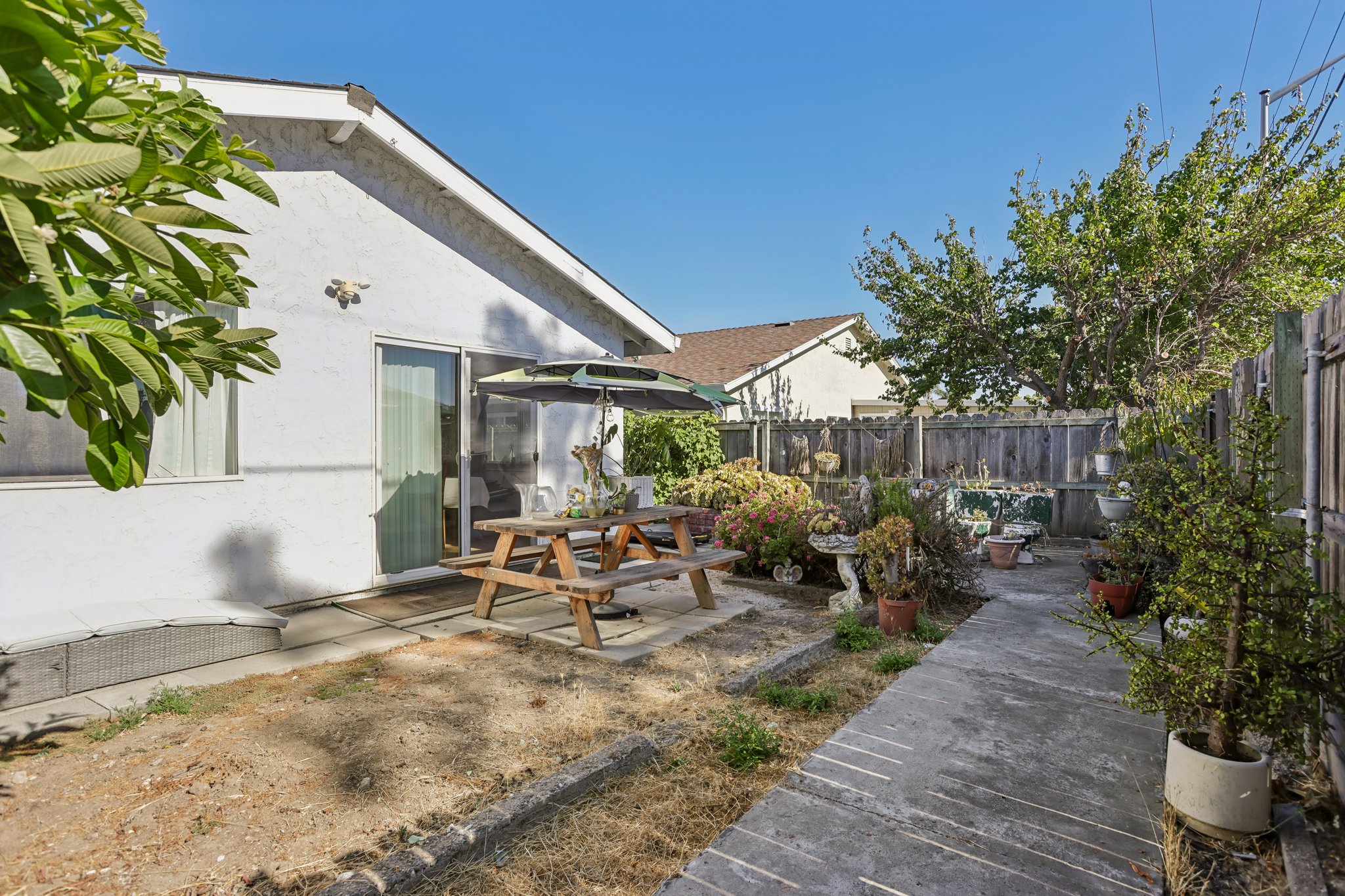 2199 Avenida de las Flores-S1409-038.jpg