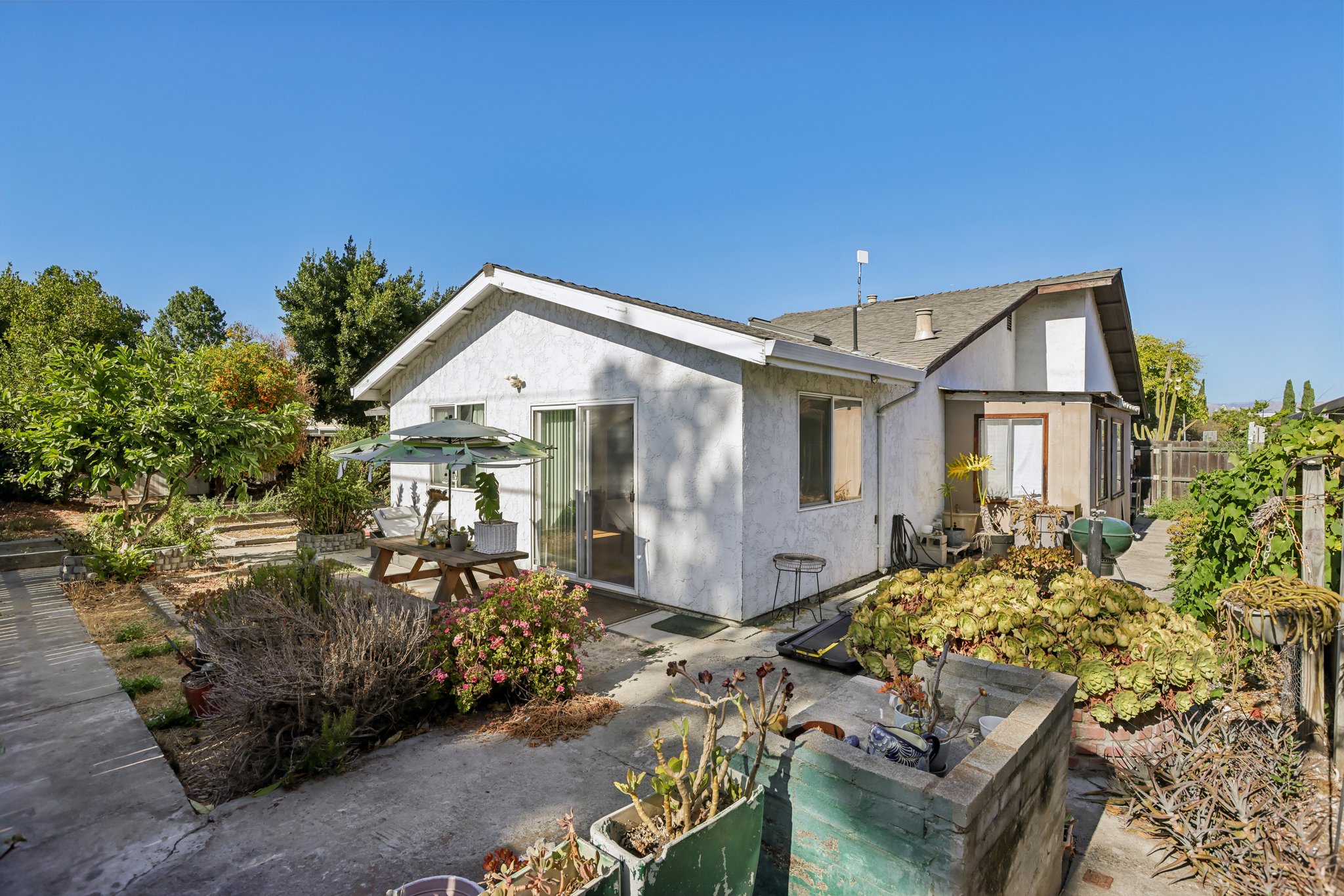 2199 Avenida de las Flores-S1409-039.jpg