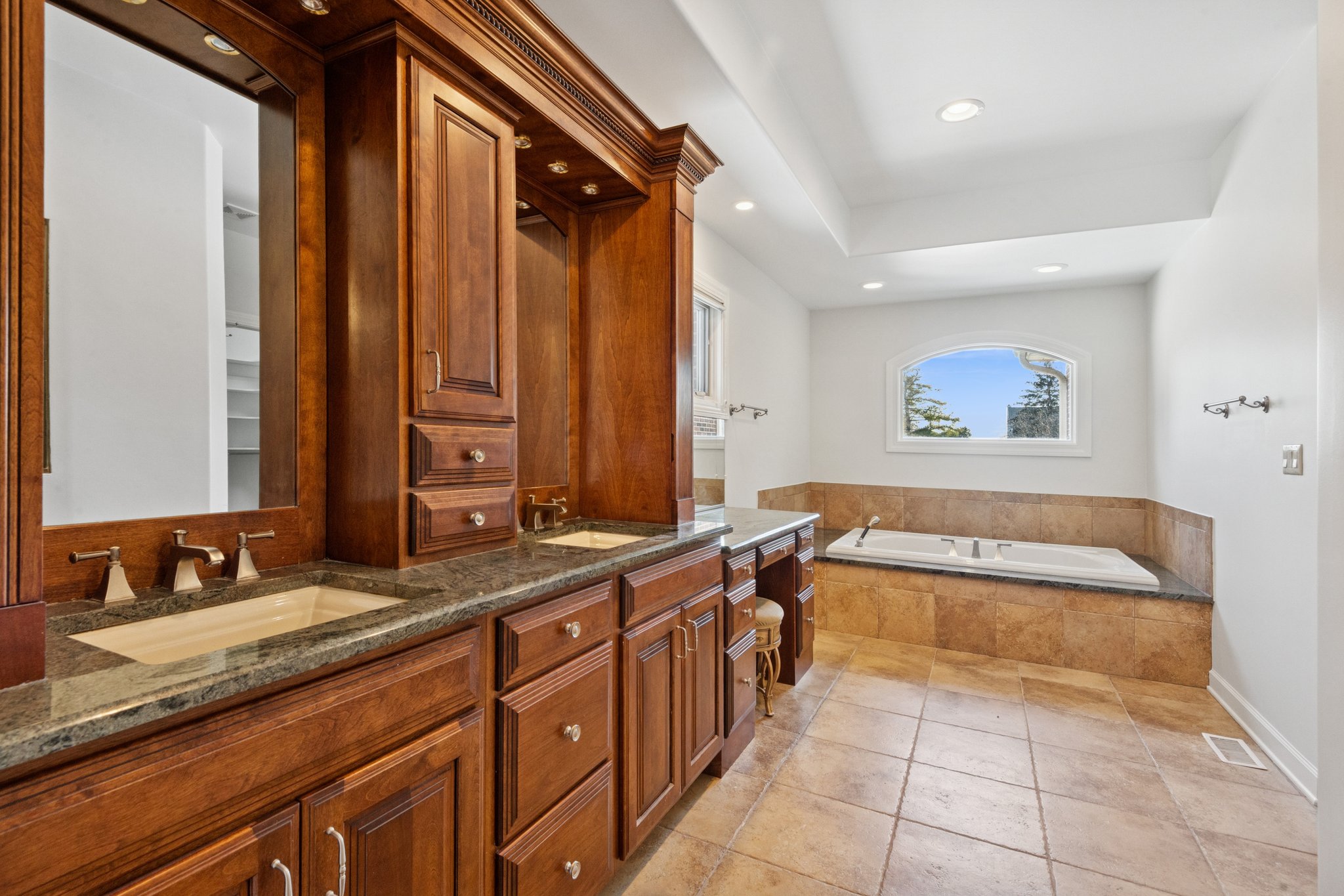 1183 - 21W770 Glen Park Rd_018.jpg