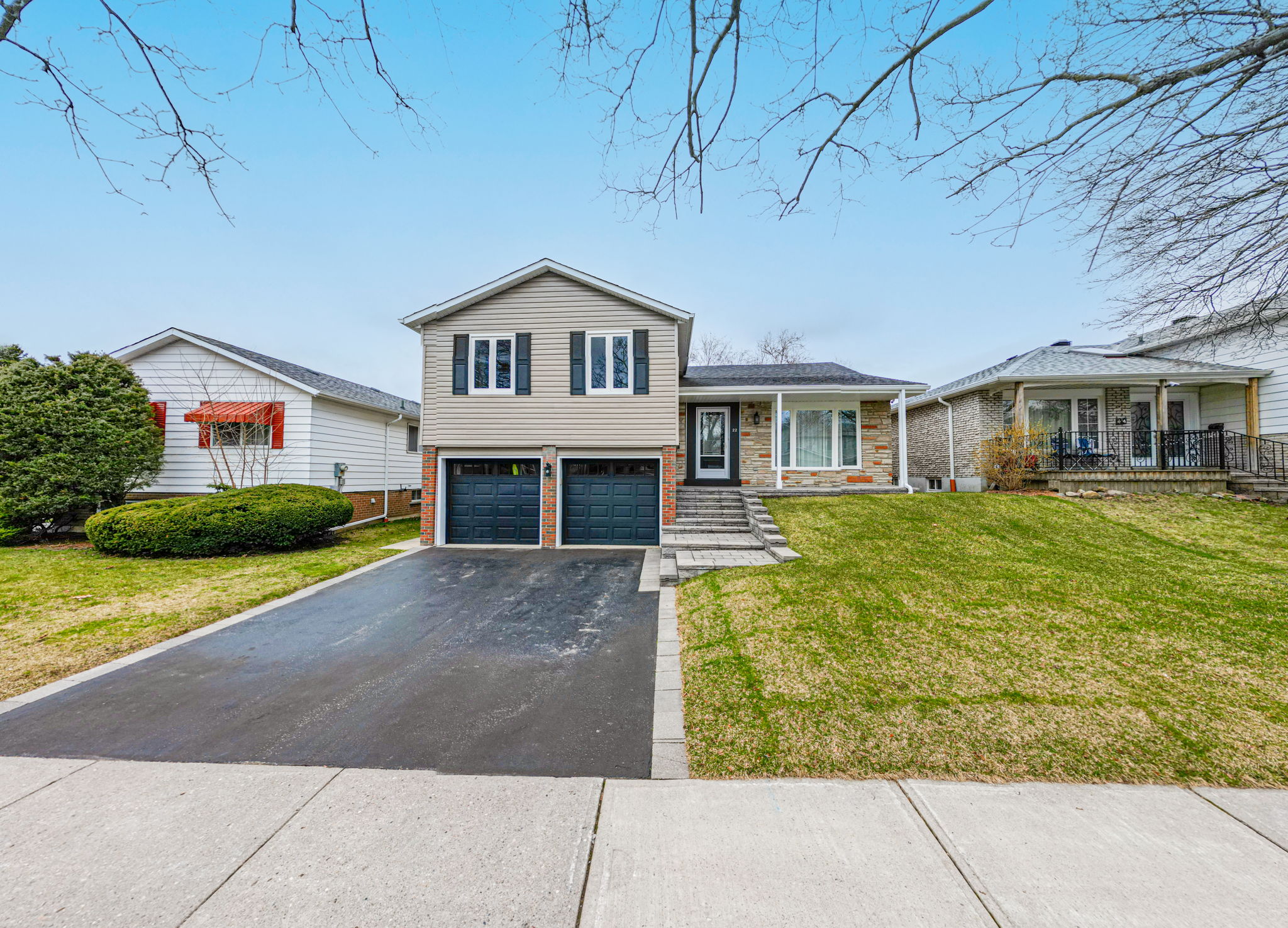 22 Castle Hill Dr Toronto, ON M1T 2Y3