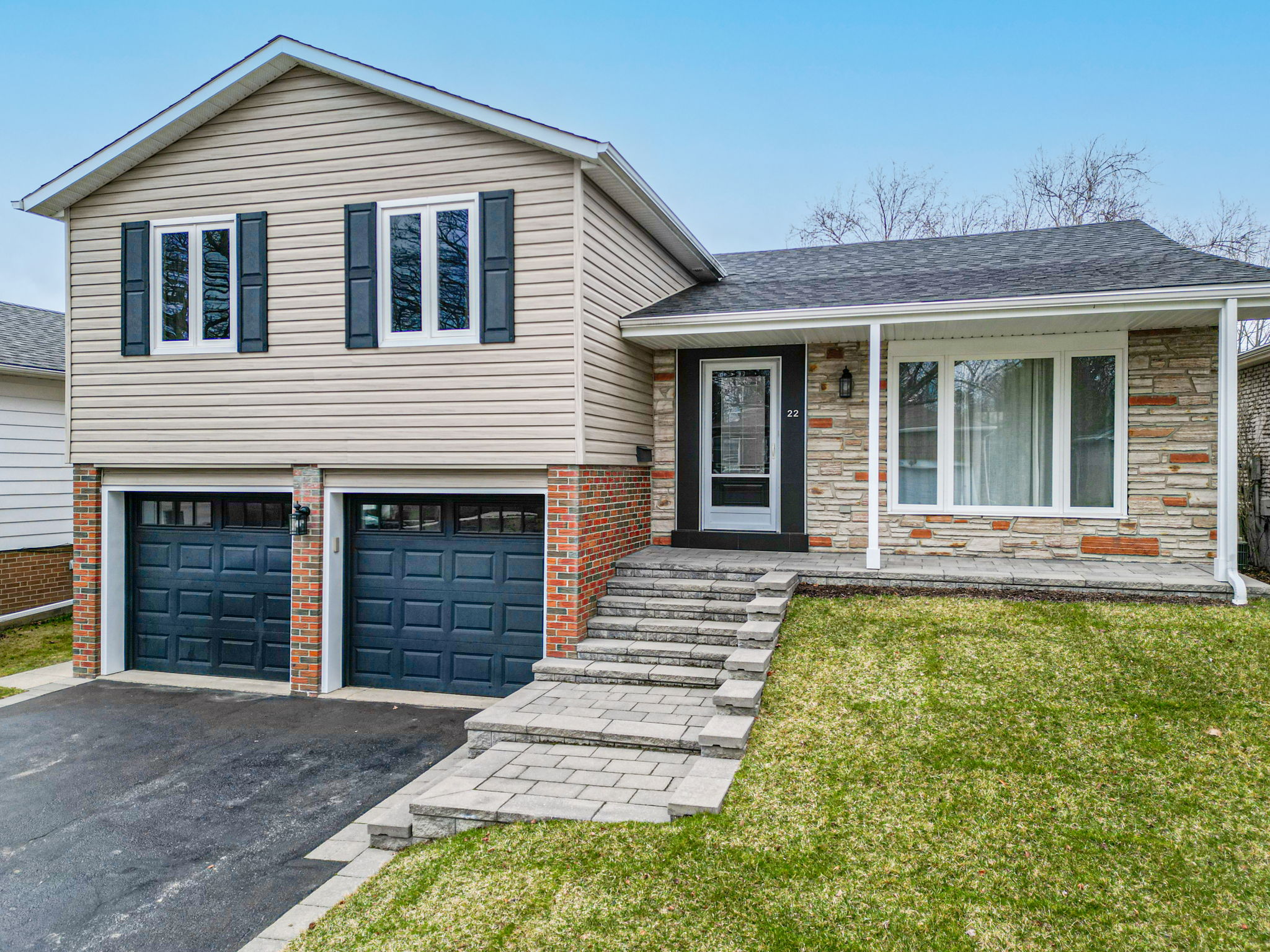 22 Castle Hill Dr Toronto, ON M1T 2Y3