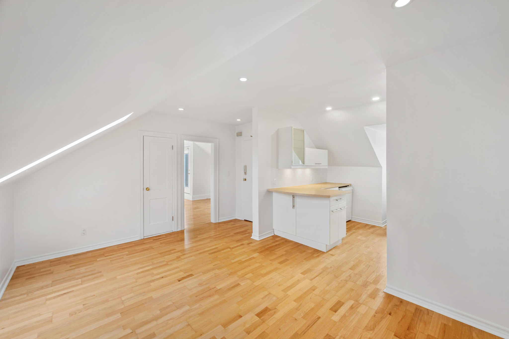 22 College View Ave Toronto, ON M5P 1J4