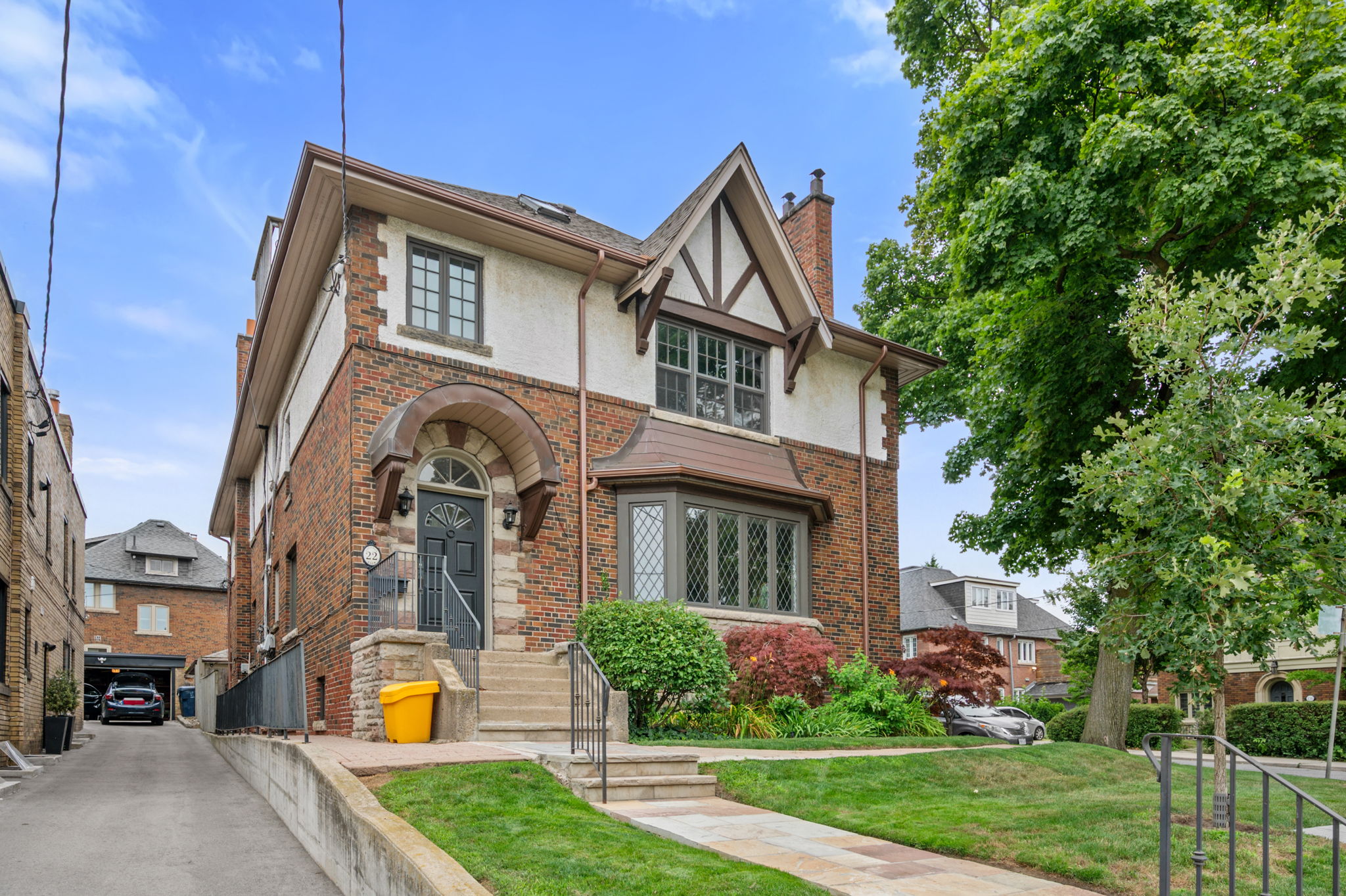 22 College View Ave Toronto, ON M5P 1J4