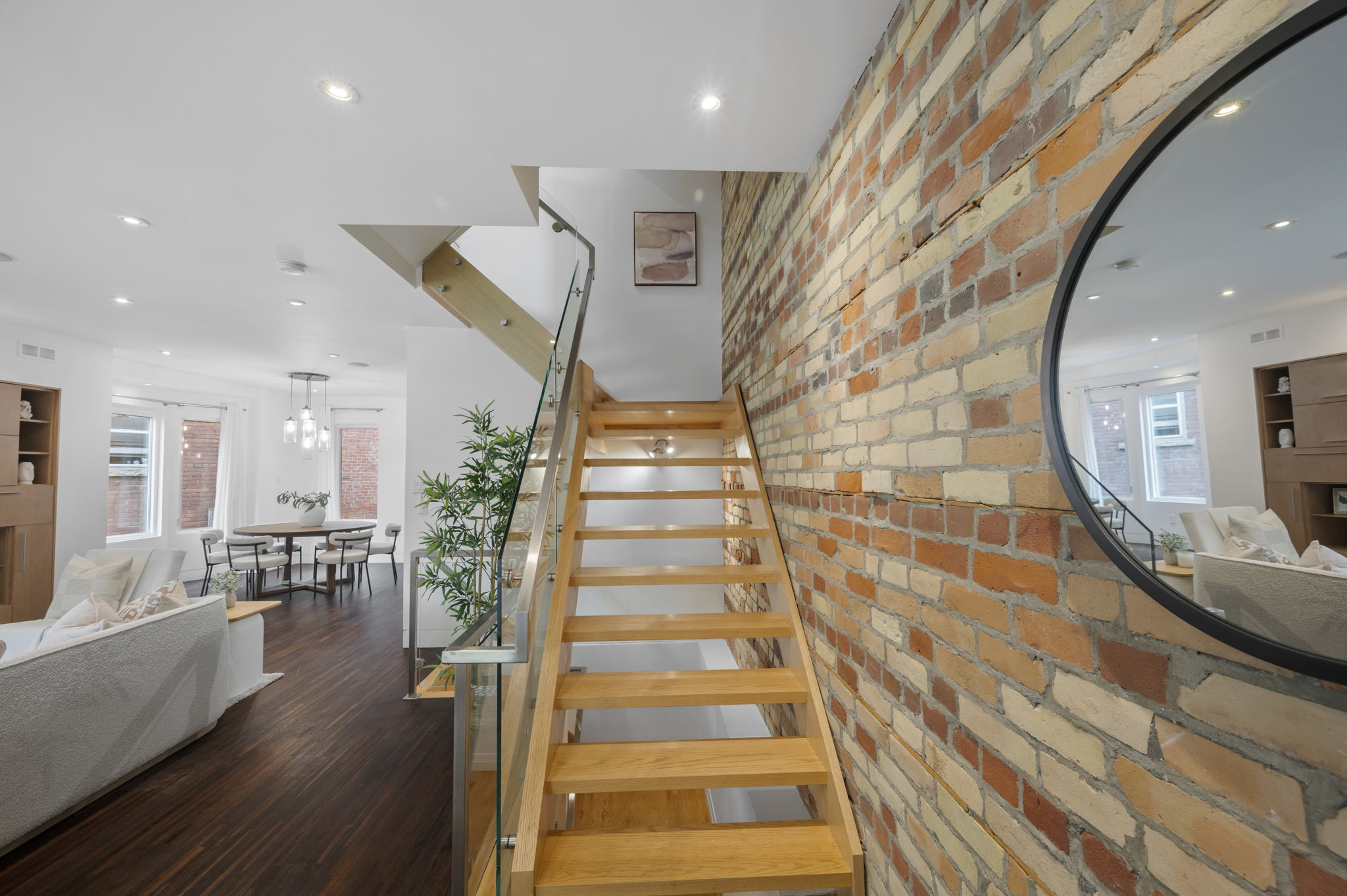 22 Columbine Ave Toronto, ON M4L 1P3
