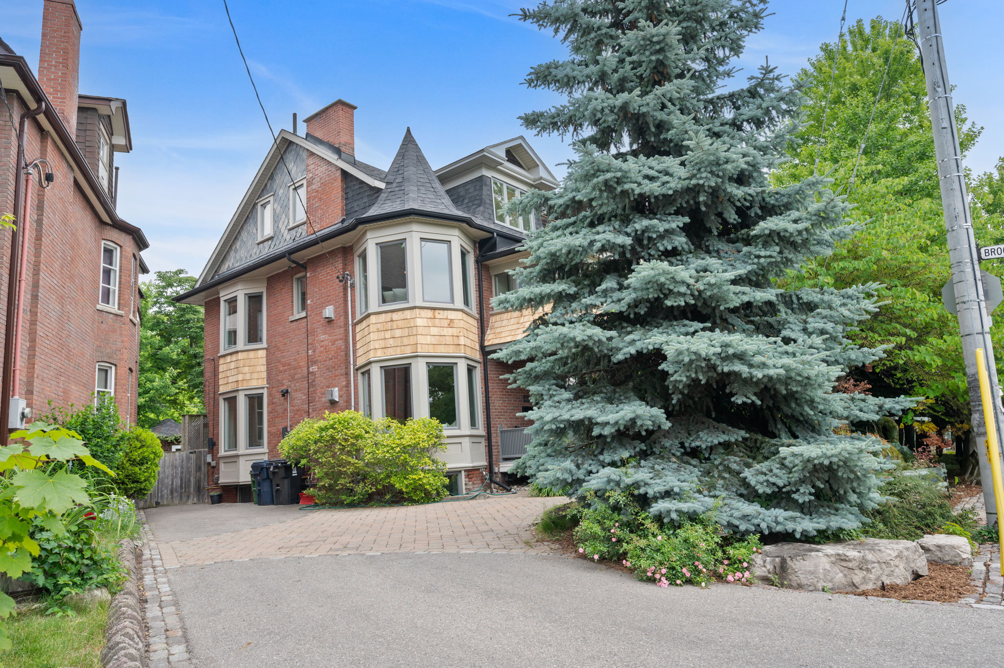 22 Columbine Ave Toronto, ON M4L 1P3