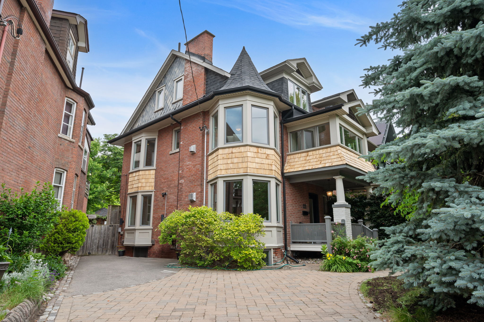 22 Columbine Ave Toronto, ON M4L 1P3