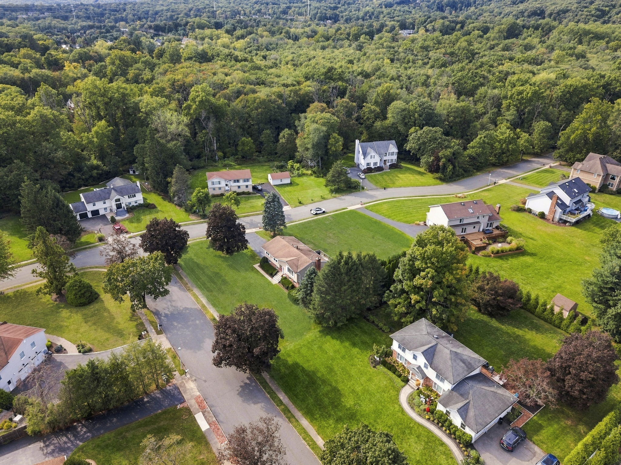 Located in a timeless Towaco neighborhood with sidewalks, tree-lined streets and two nearby cul-de-sacs, the home is close to Montville Township schools, Montville Community Park, the Towaco train station, Rails Steakhouse, local restaurants and shops, and Routes 287, 80 and 46.