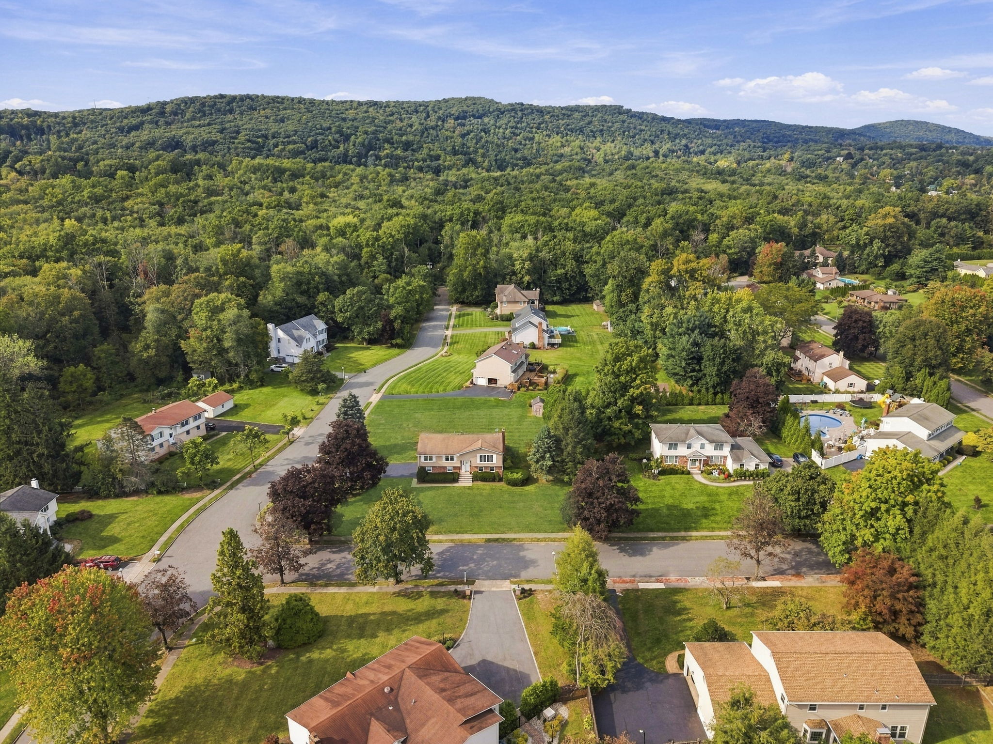 Located in a timeless Towaco neighborhood with sidewalks, tree-lined streets and two nearby cul-de-sacs, the home is close to Montville Township schools, Montville Community Park, the Towaco train station, Rails Steakhouse, local restaurants and shops, and Routes 287, 80 and 46.