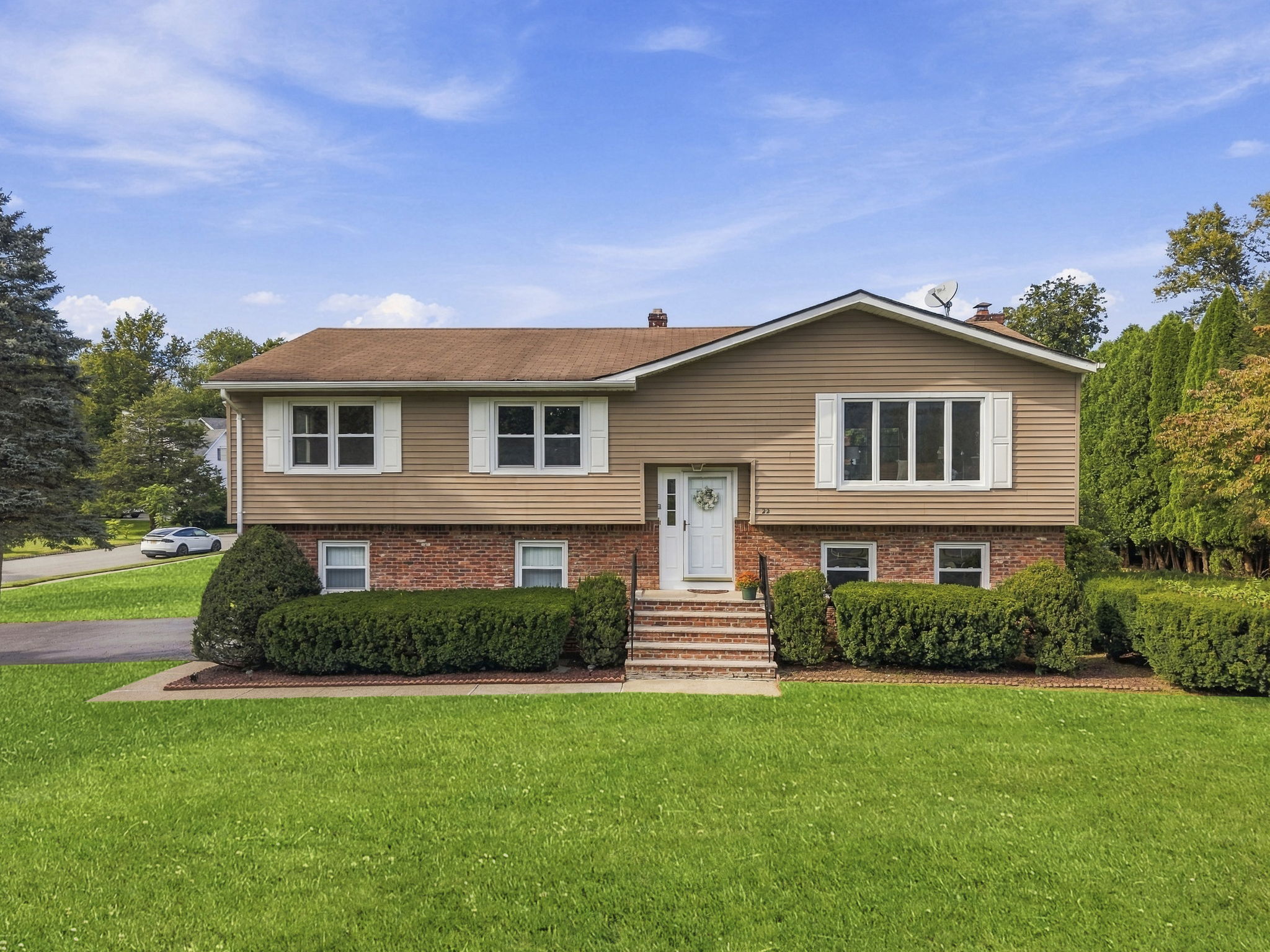 Welcome Home! Located in a timeless Towaco neighborhood with sidewalks, tree-lined streets and two nearby cul-de-sacs, the home is close to Montville Township schools, Montville Community Park, the Towaco train station, Rails Steakhouse, local restaurants and shops, and Routes 287, 80 and 46.