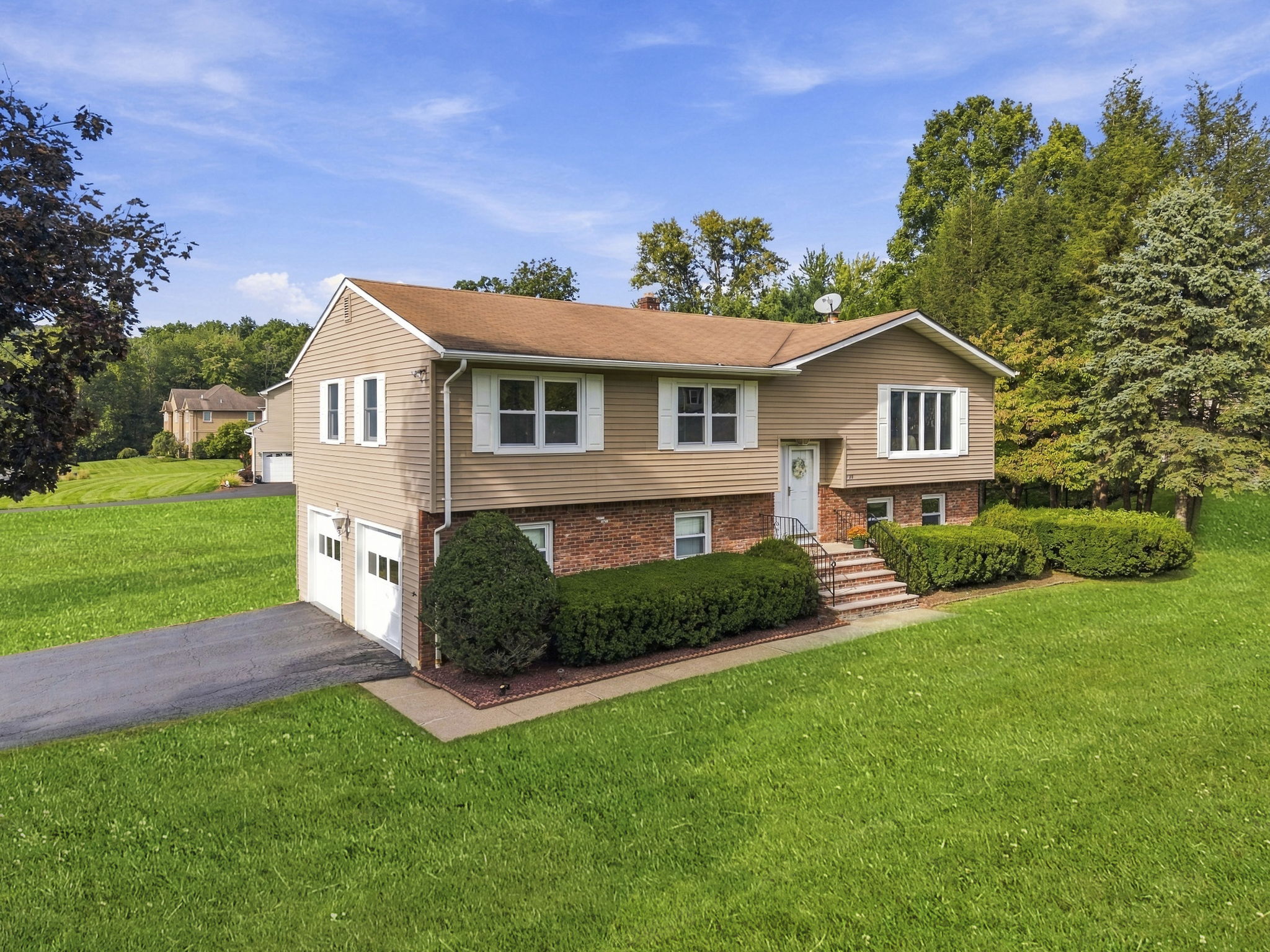 Welcome Home-Located in a timeless Towaco neighborhood with sidewalks, tree-lined streets and two nearby cul-de-sacs, the home is close to Montville Township schools, Montville Community Park, the Towaco train station, Rails Steakhouse, local restaurants and shops, and Routes 287, 80 and 46.