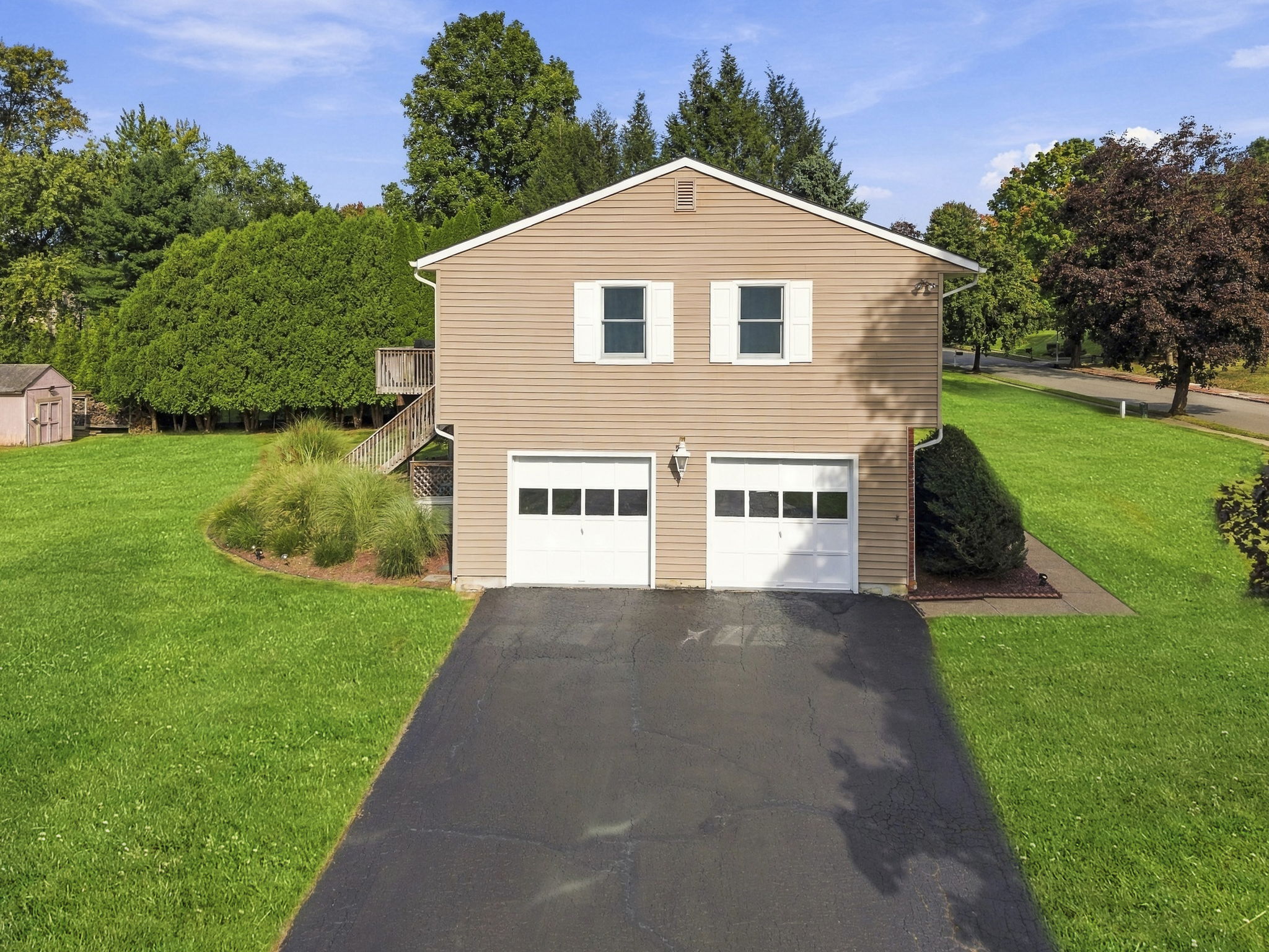 Large Level Lot-Located in a timeless Towaco neighborhood with sidewalks, tree-lined streets and two nearby cul-de-sacs, the home is close to Montville Township schools, Montville Community Park, the Towaco train station, Rails Steakhouse, local restaurants and shops, and Routes 287, 80 and 46.