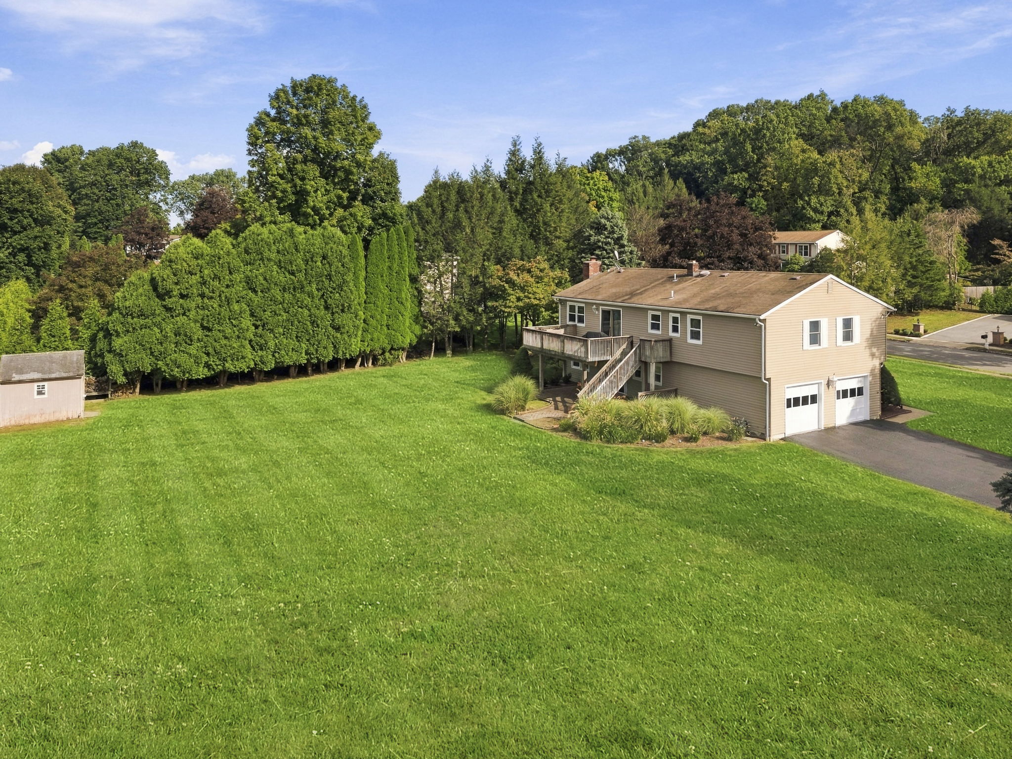Large Level Lot-Located in a timeless Towaco neighborhood with sidewalks, tree-lined streets and two nearby cul-de-sacs, the home is close to Montville Township schools, Montville Community Park, the Towaco train station, Rails Steakhouse, local restaurants and shops, and Routes 287, 80 and 46.