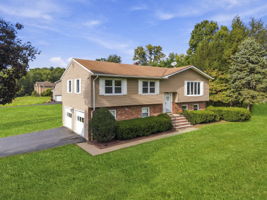Welcome Home-Located in a timeless Towaco neighborhood with sidewalks, tree-lined streets and two nearby cul-de-sacs, the home is close to Montville Township schools, Montville Community Park, the Towaco train station, Rails Steakhouse, local restaurants and shops, and Routes 287, 80 and 46.