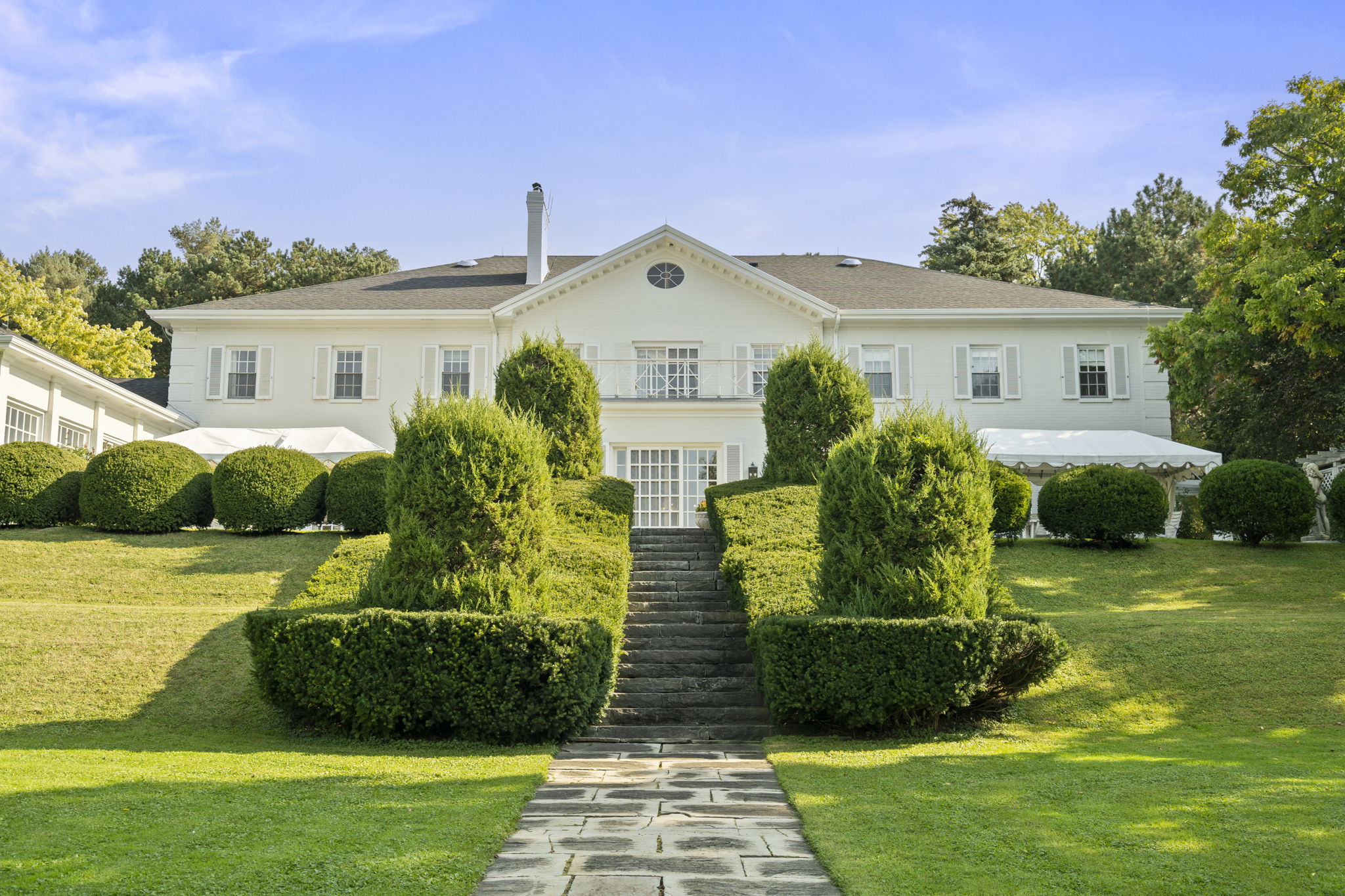 22 Park Ln Cir Toronto, ON M3B 1Z7