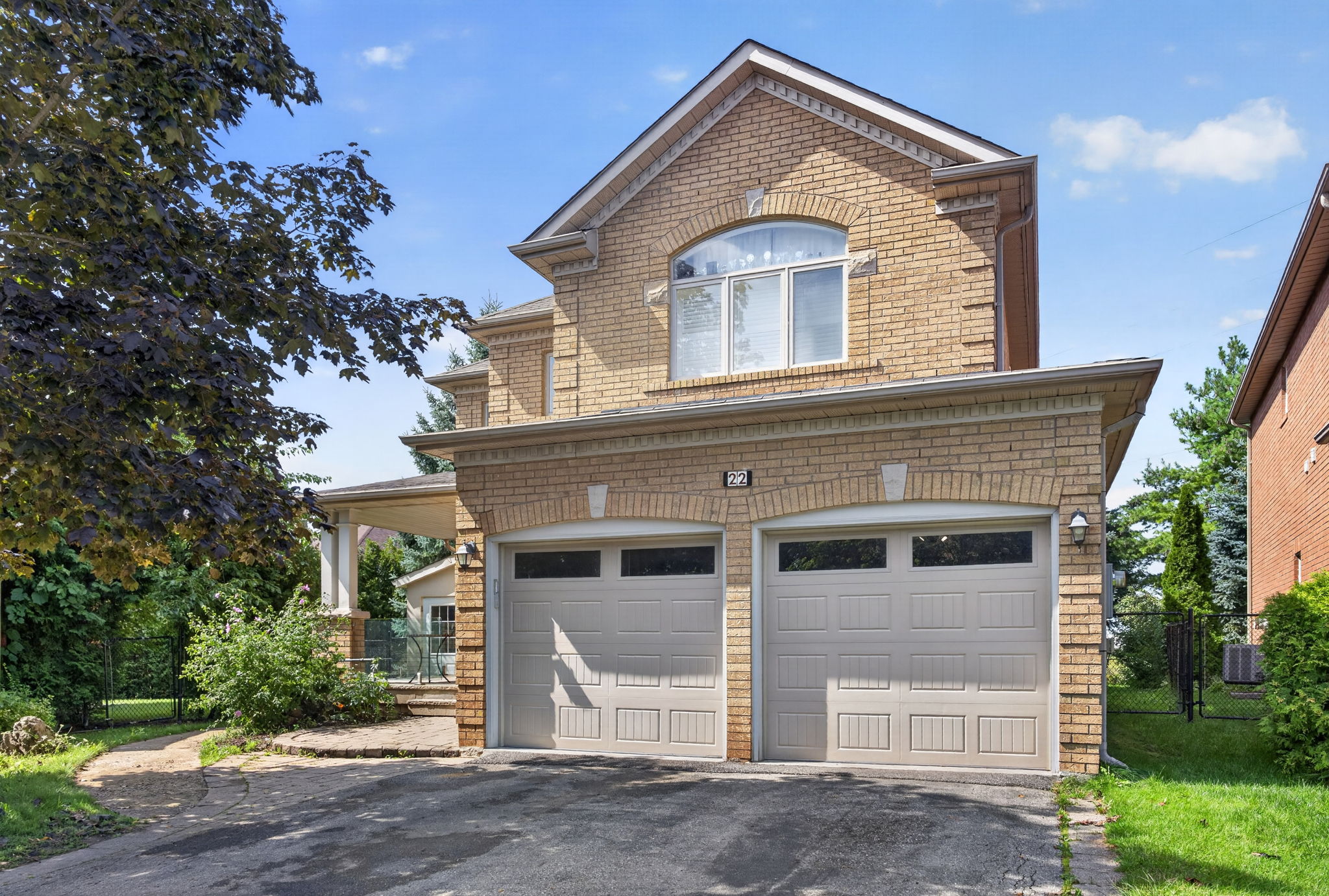 22 Rockwood Crescent Vaughan, ON L4J 7T2