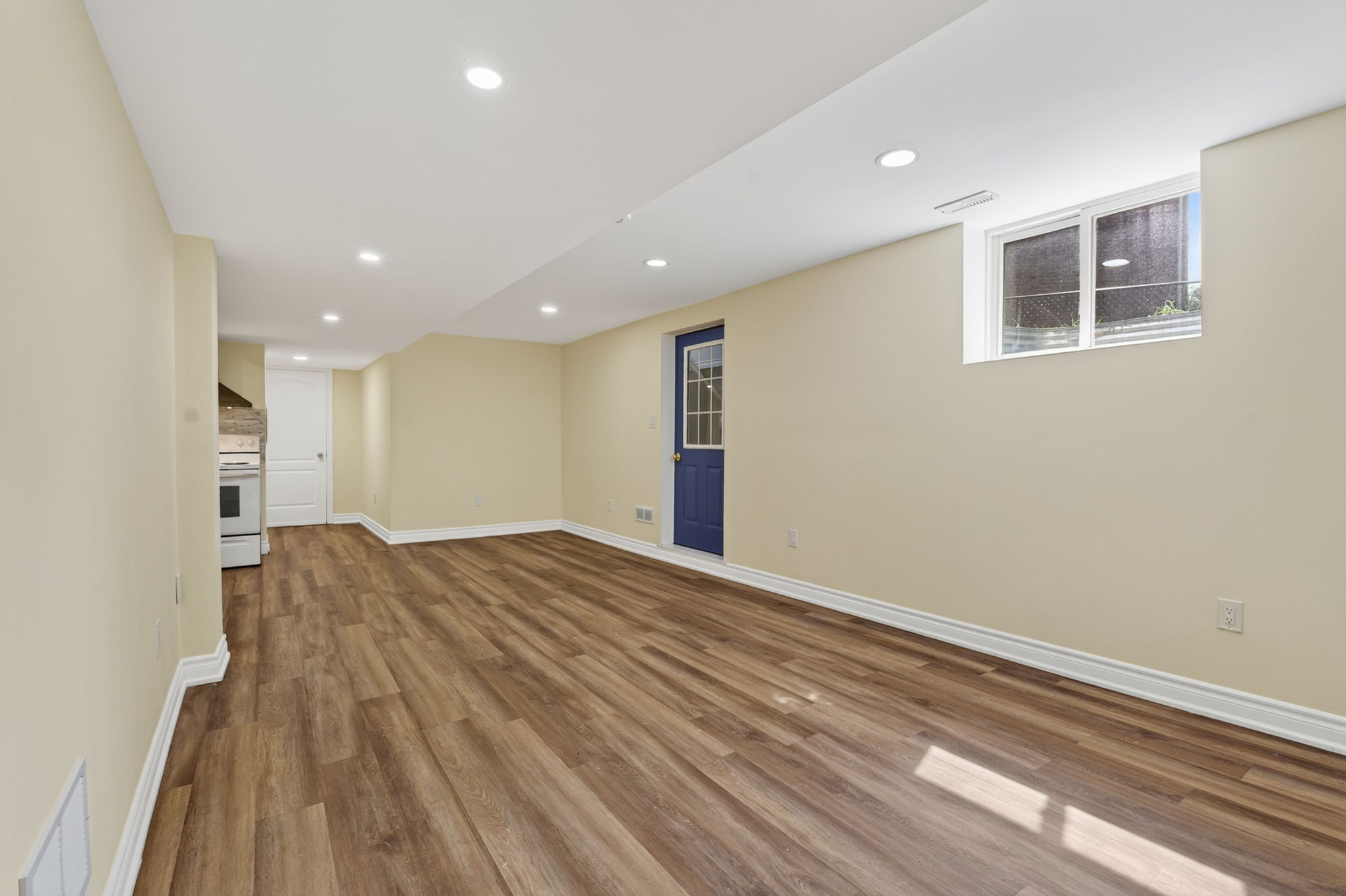 22 Rockwood Crescent Vaughan, ON L4J 7T2