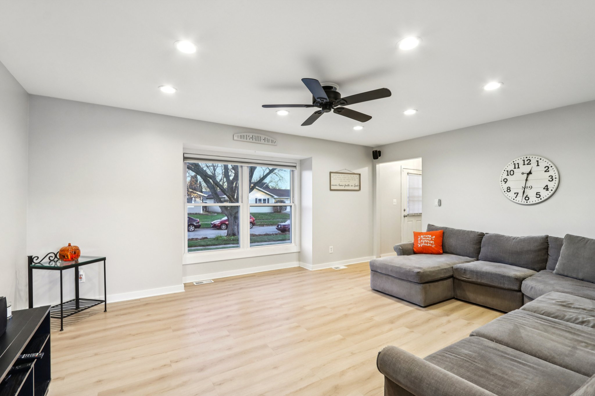 Larchwood Ln-S2411-005.jpg