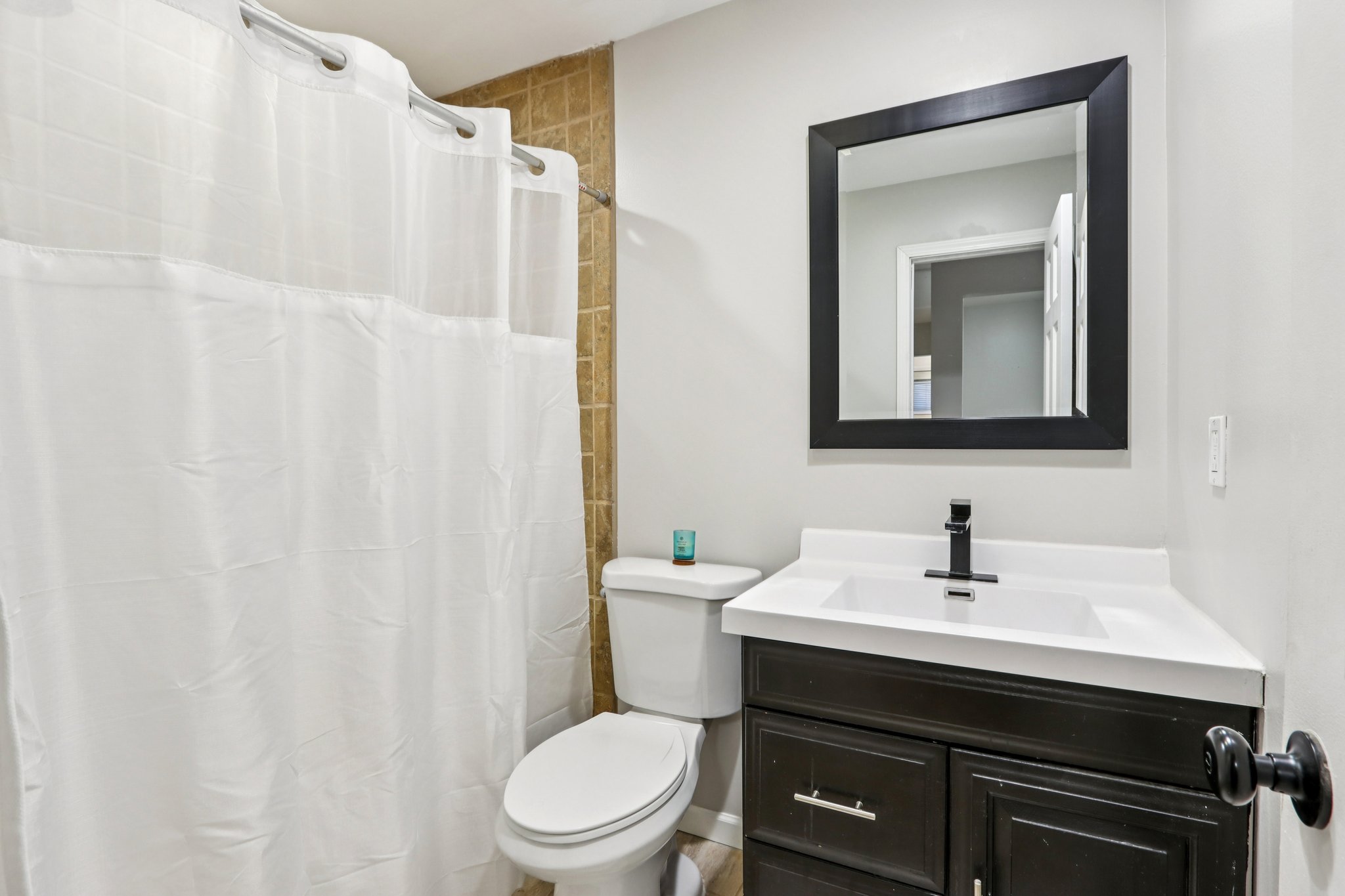 Larchwood Ln-S2411-016.jpg