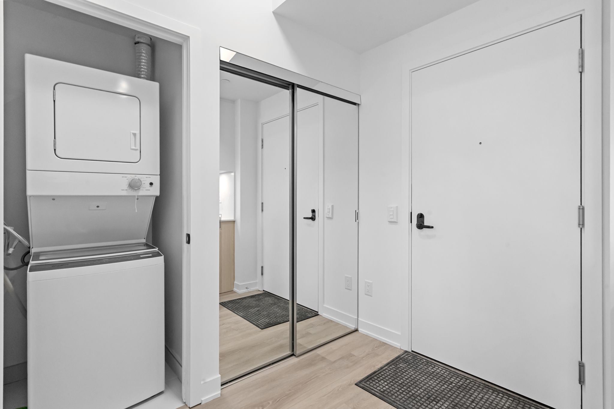 220 Missinnihe Way Unit 307 Mississauga, ON L5H 1G5