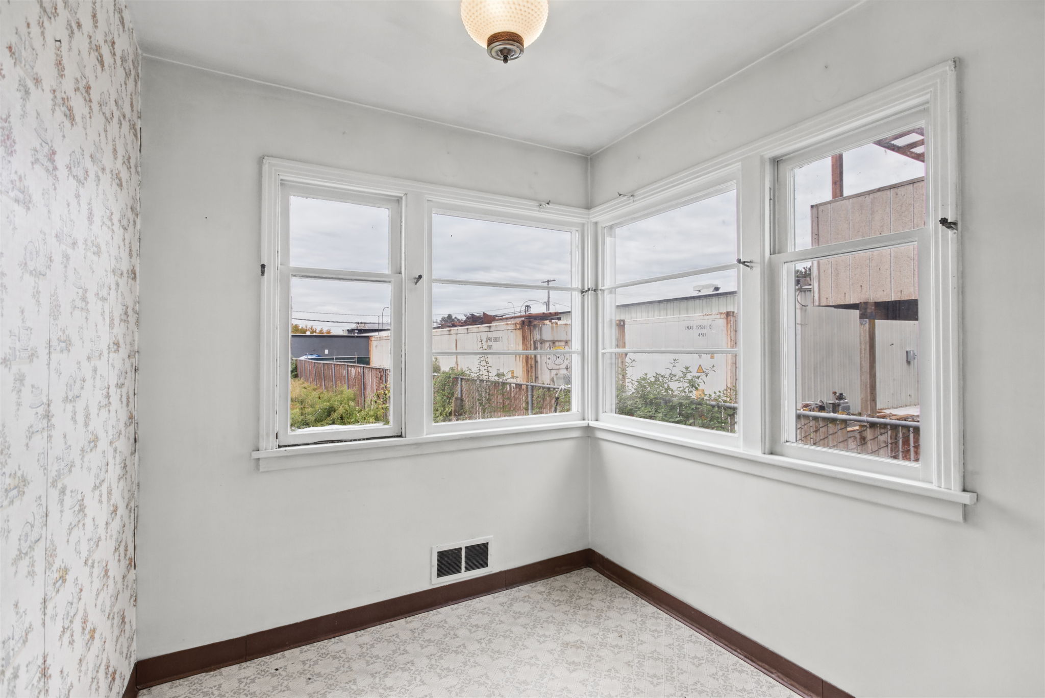 More classic 1940s corner windows brighten the kitchen eating space.