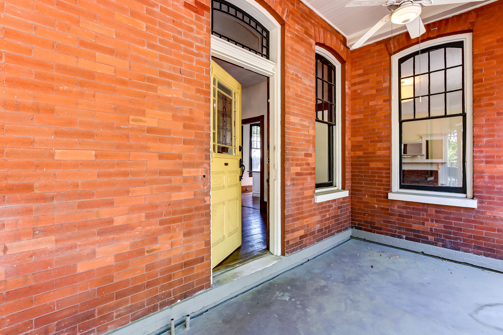 Front Porch/Entrance