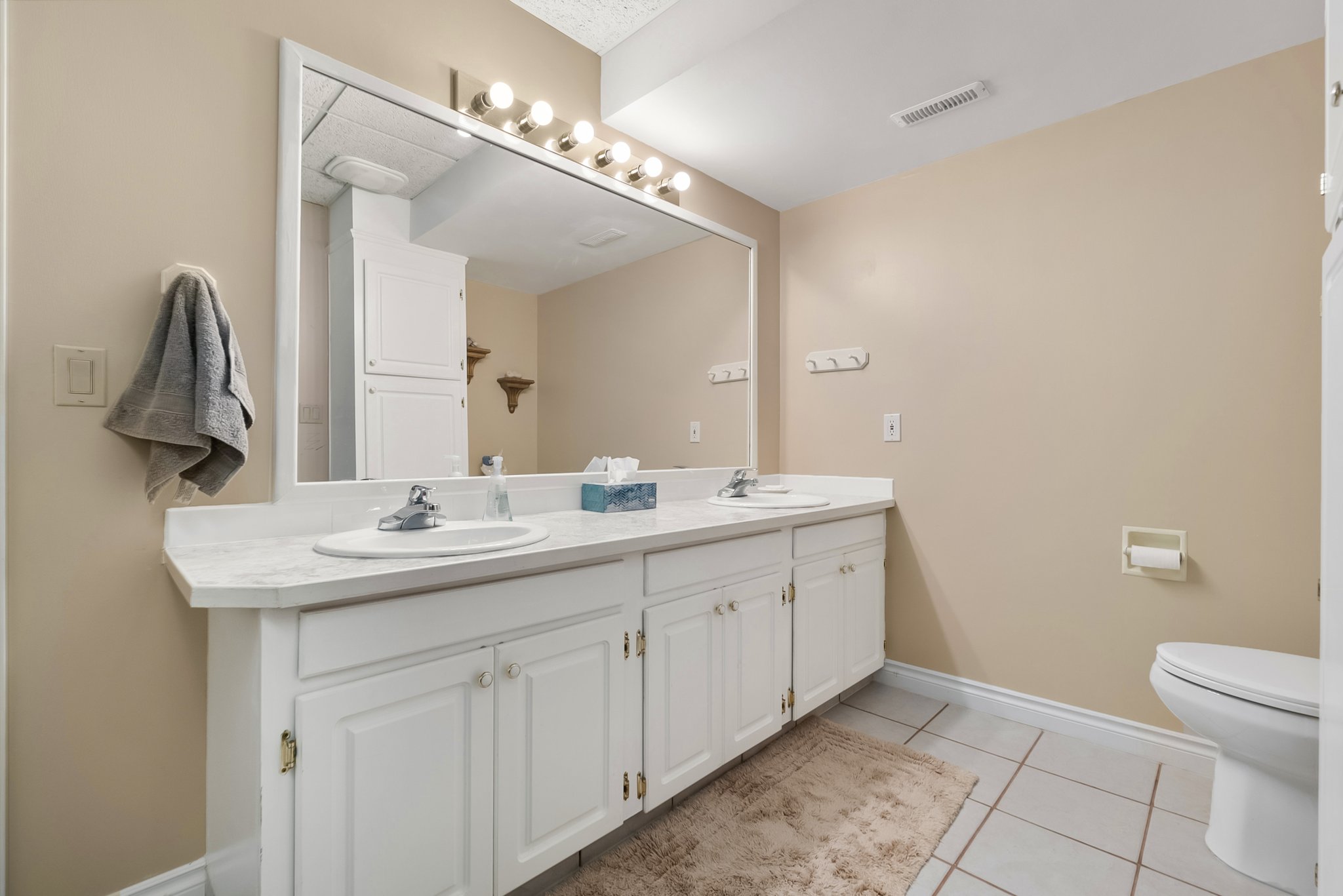 2200 Gordon Dr, Kelowna, BC V1Y 8T7, Canada Photo 35