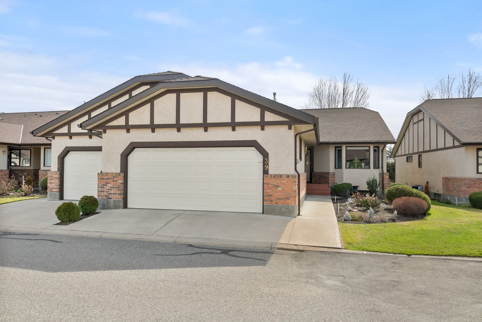 2200 Gordon Dr, Kelowna, BC V1Y 8T7, Canada Photo 2