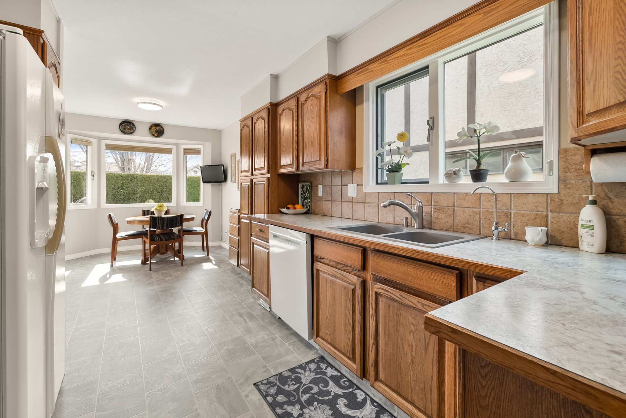 2200 Gordon Dr, Kelowna, BC V1Y 8T7, Canada Photo 14