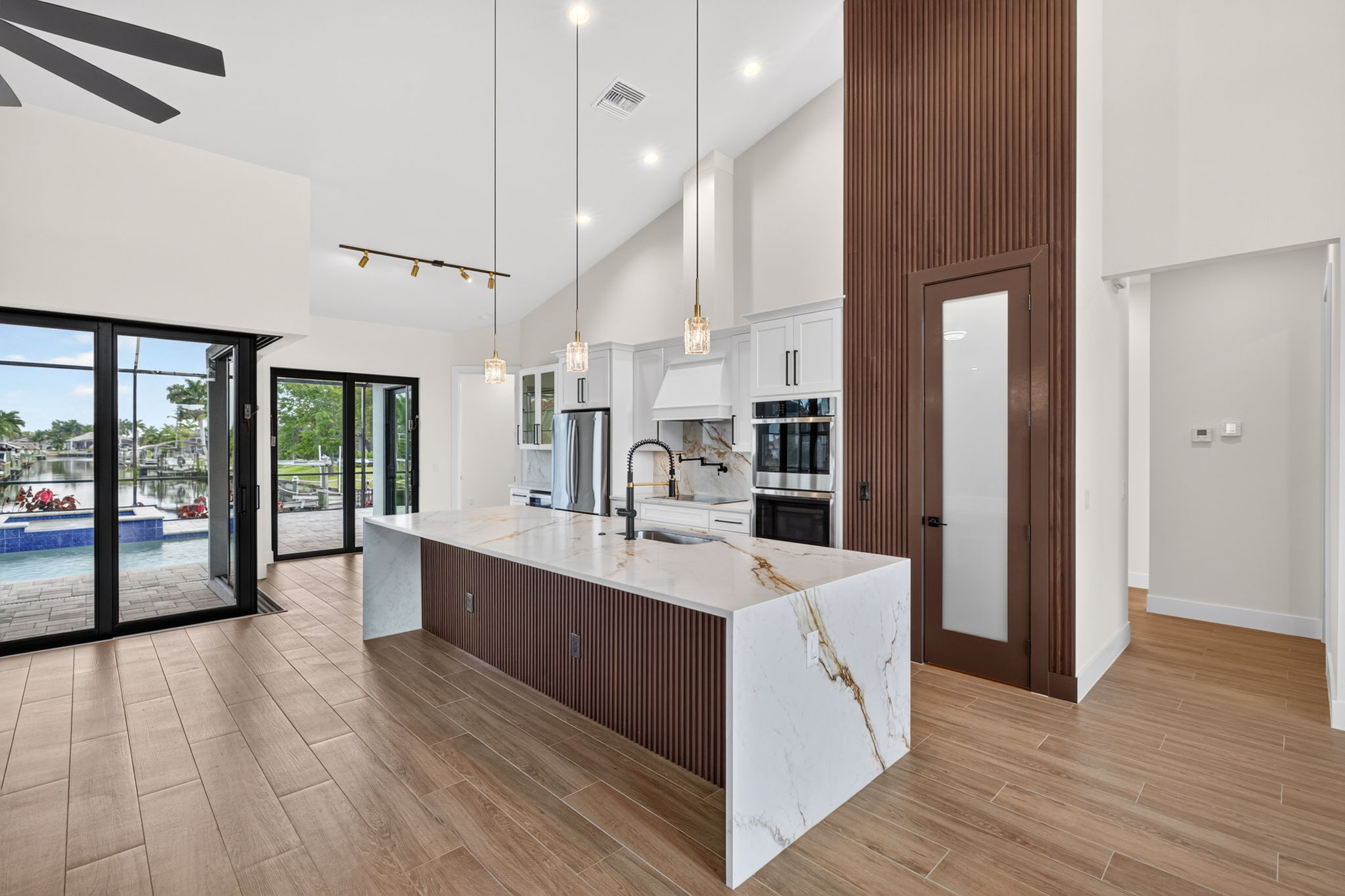 Kitchen 2 of 4