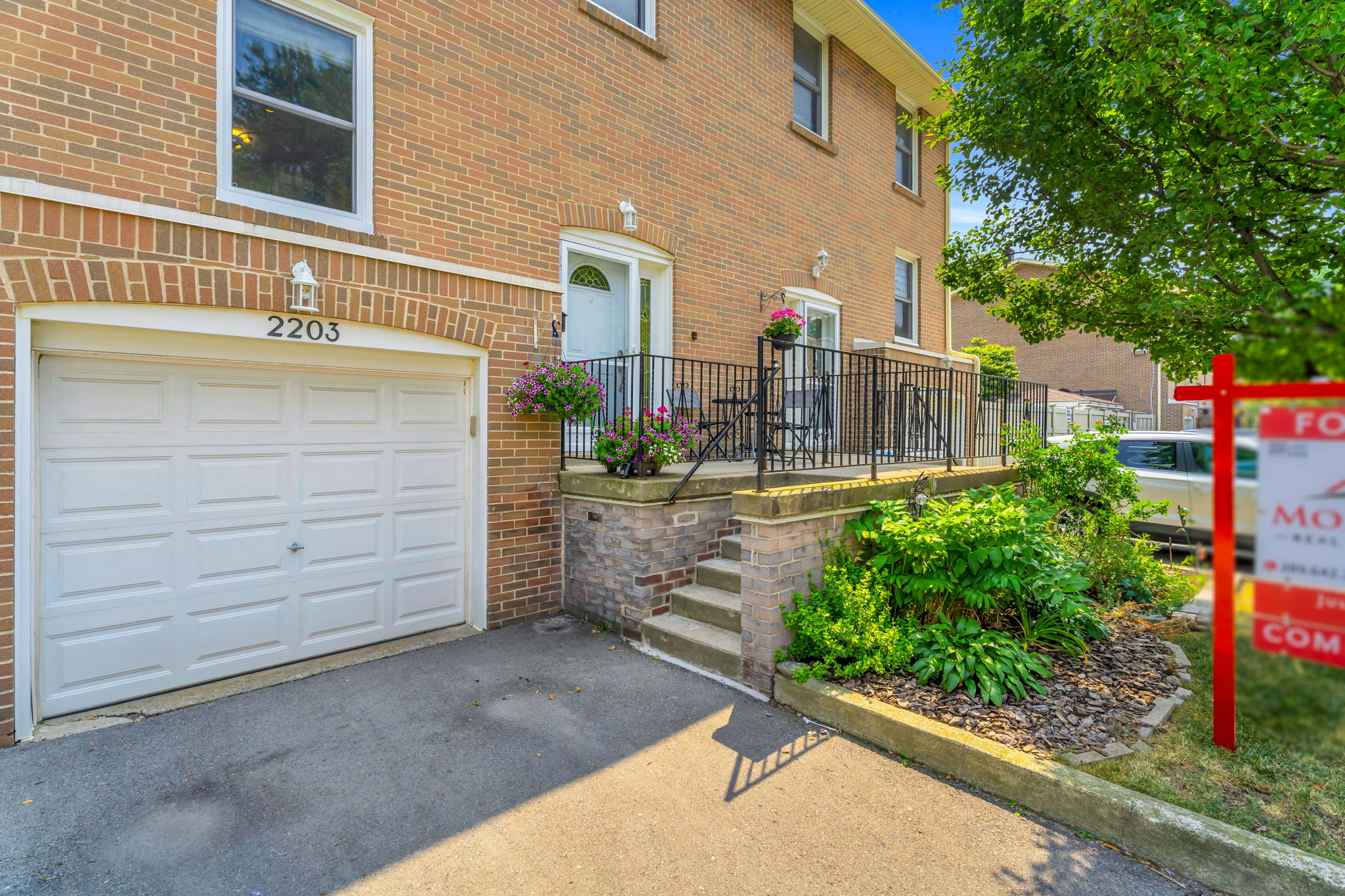 Front Porch/Entrance