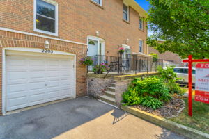 Front Porch/Entrance