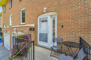 Front Porch/Entrance