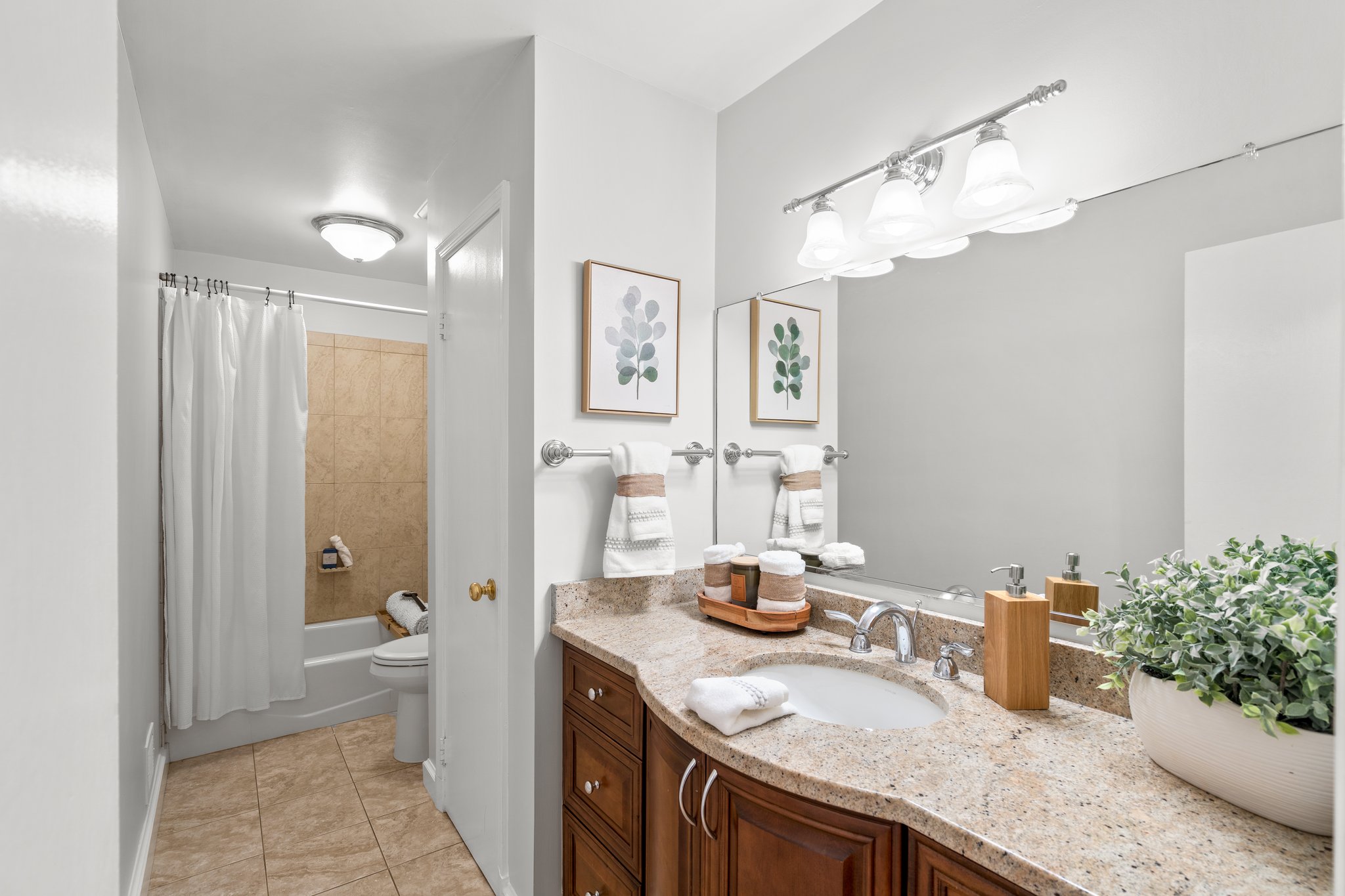 Main level full bath