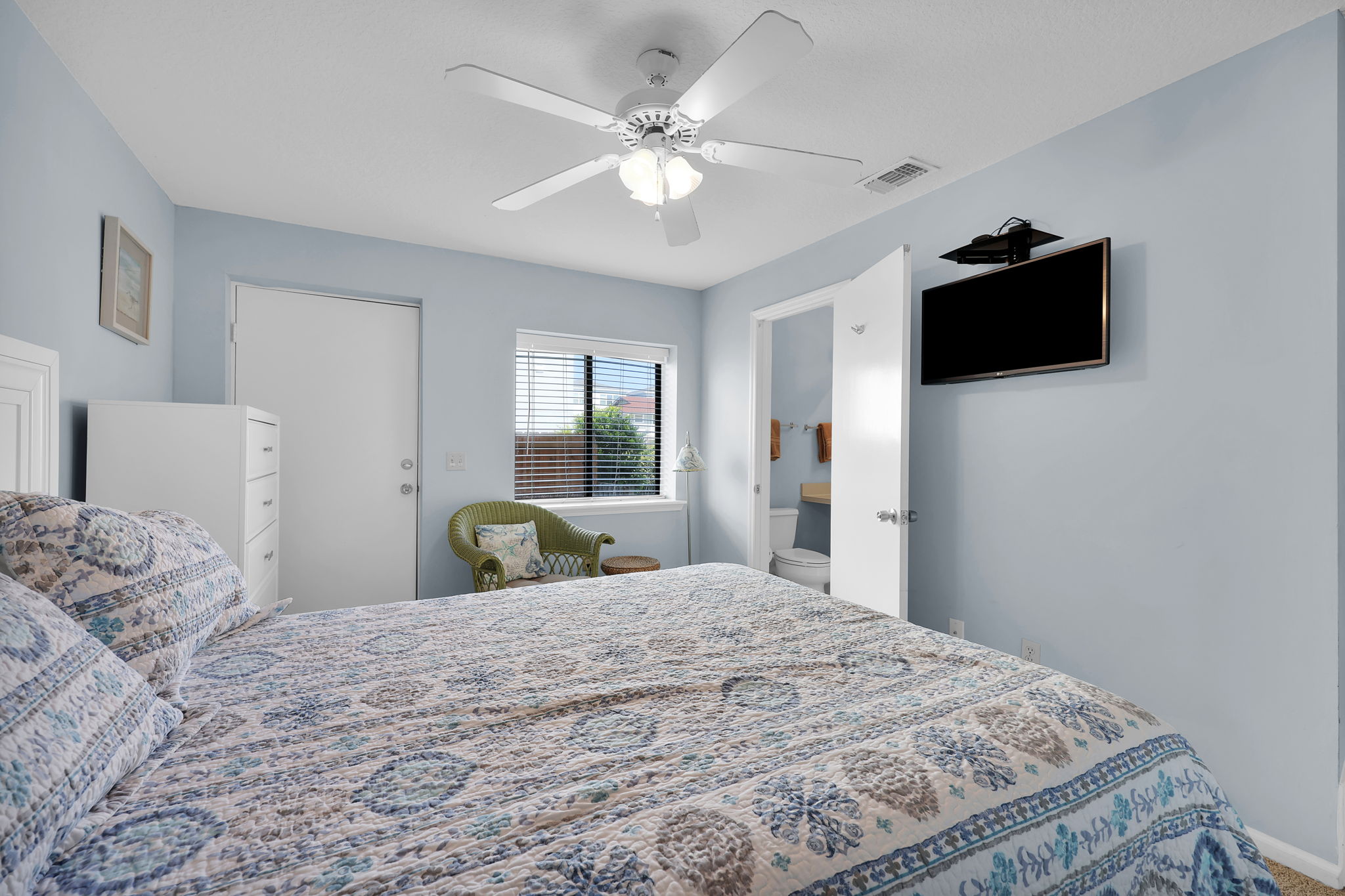 1st floor guest bedroom to bathroom