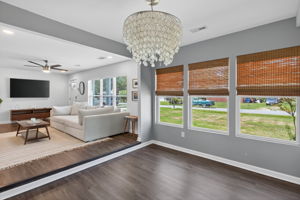 Light-filled space ideal for meals and memories.