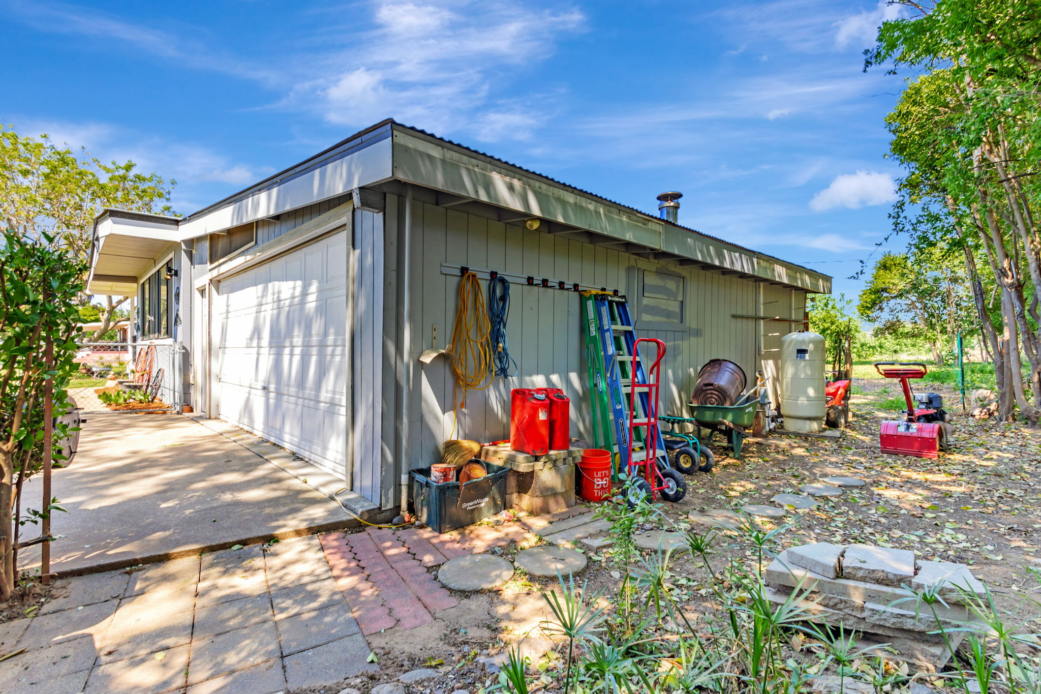 2 car garage-laundry/craft room at the rear