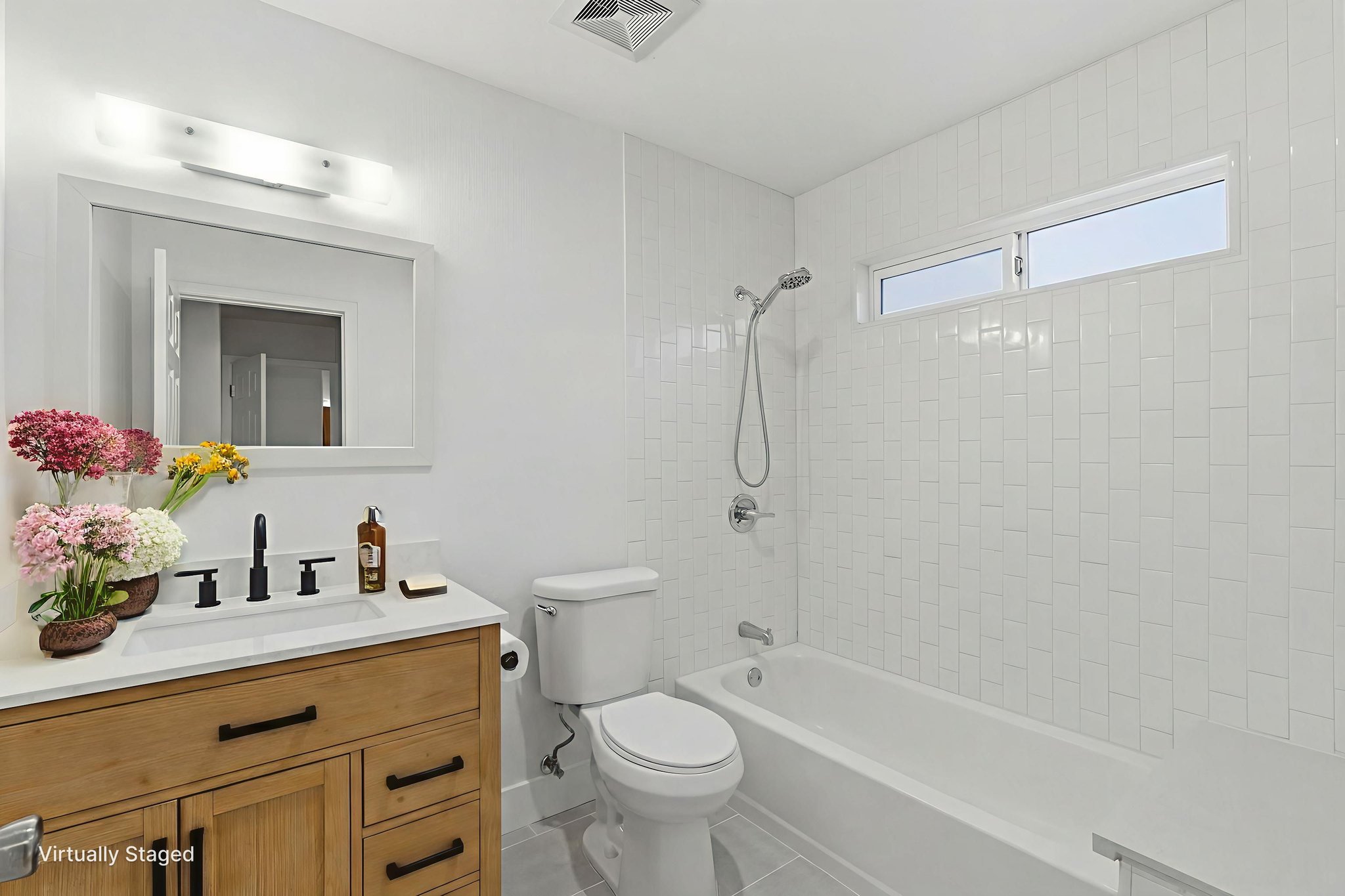 DSC00227_declutter_606698e3-eb6d-482b-bebc-0d625ae8d16d virtually staged.jpeg