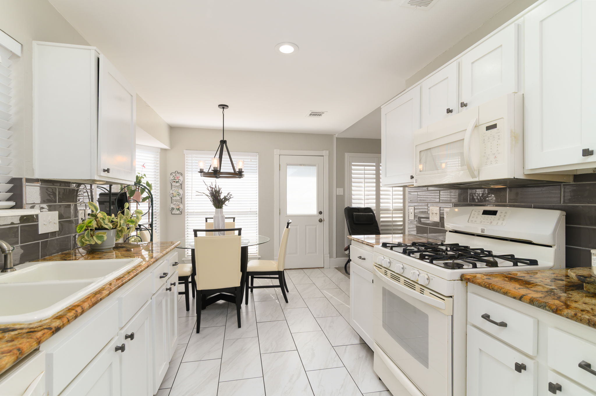 Kitchen/Breakfast Area